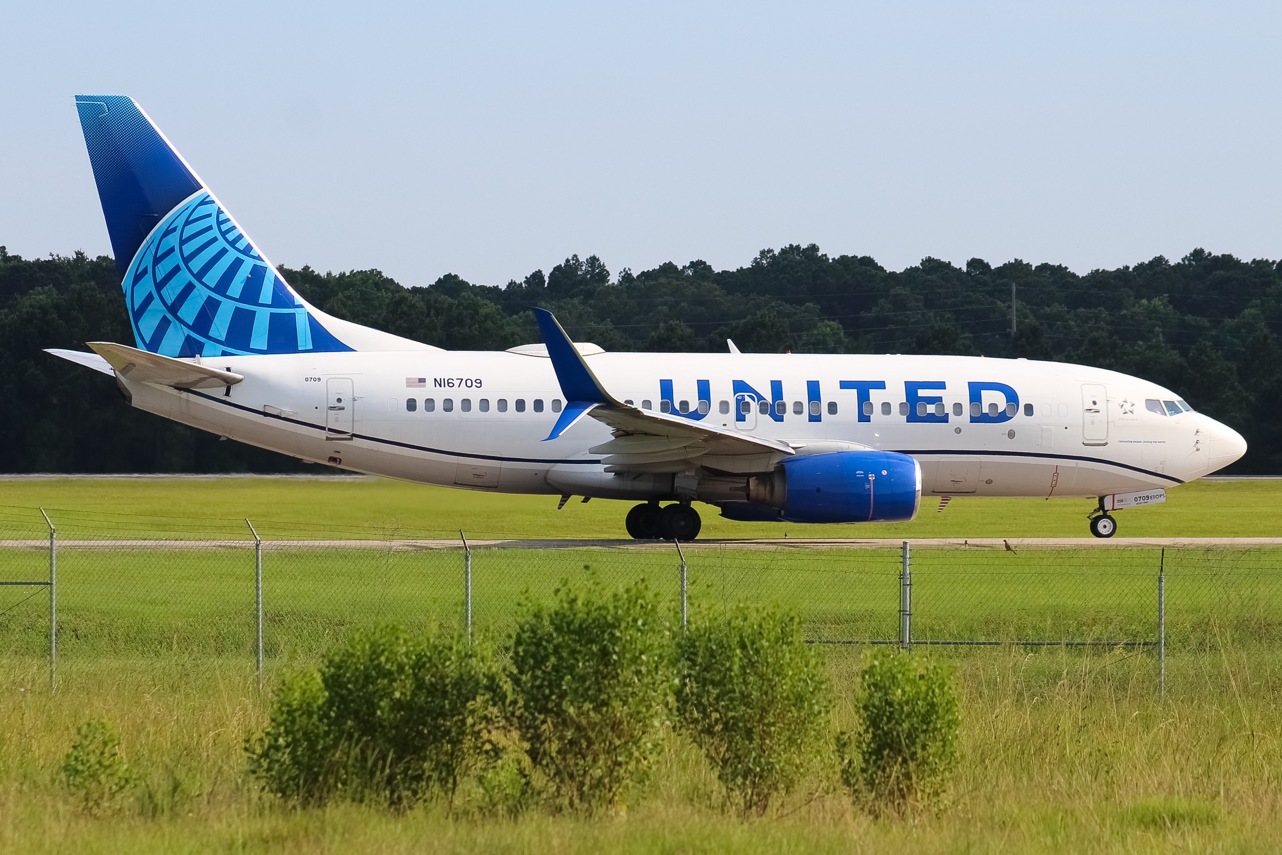 Full size: United Airlines Boeing 737-700 N16709 at Savannah/Hilton Head International Airport