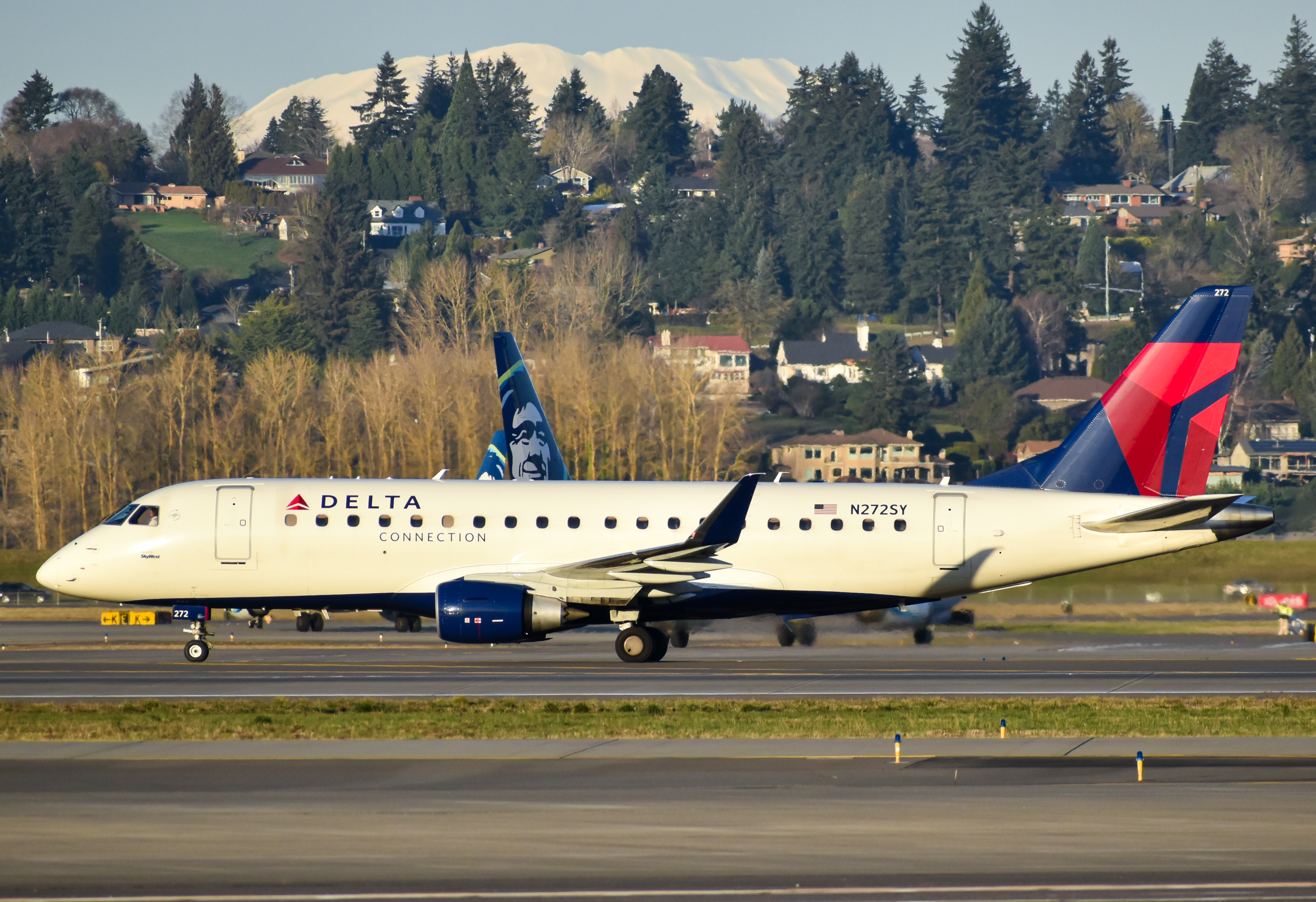 Full size: Delta Connection Embraer E175 N272SY at Portland International Airport