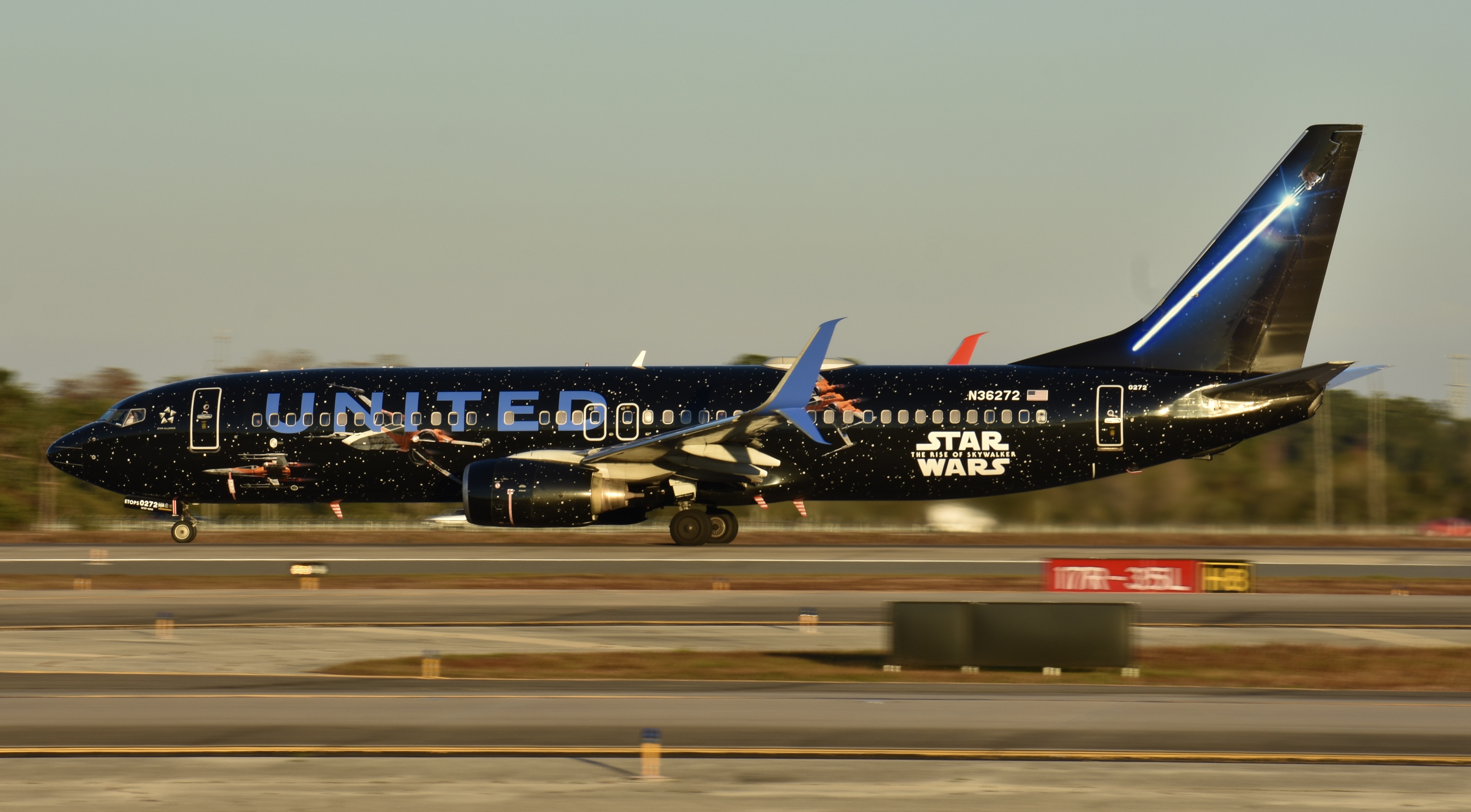 Full size: United Airlines Boeing 737-800 N36272 at Orlando International Airport