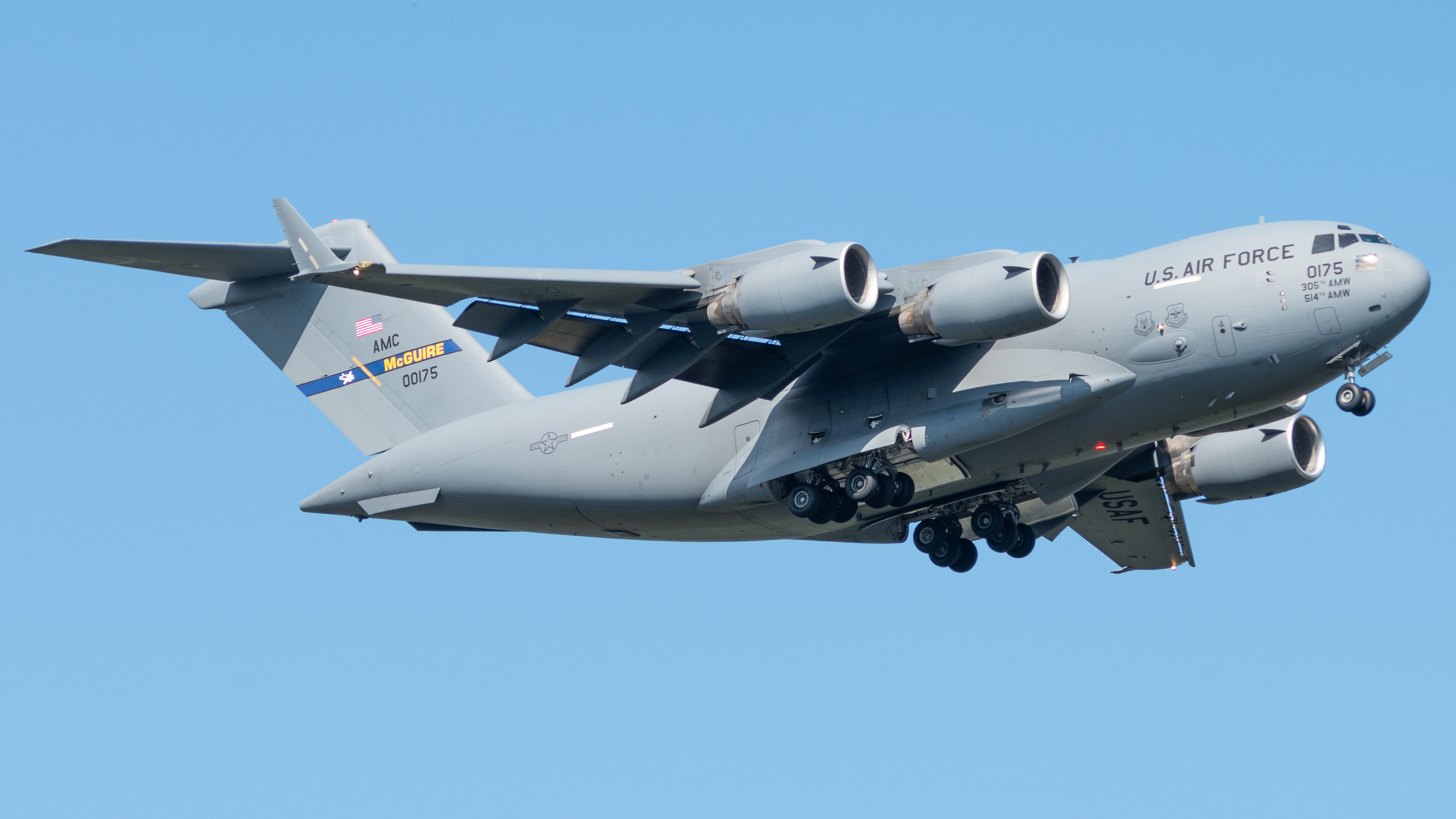 Full size: USAF - United States Air Force Boeing C-17 Globemaster III 00-0175 at Joint Base Andrews