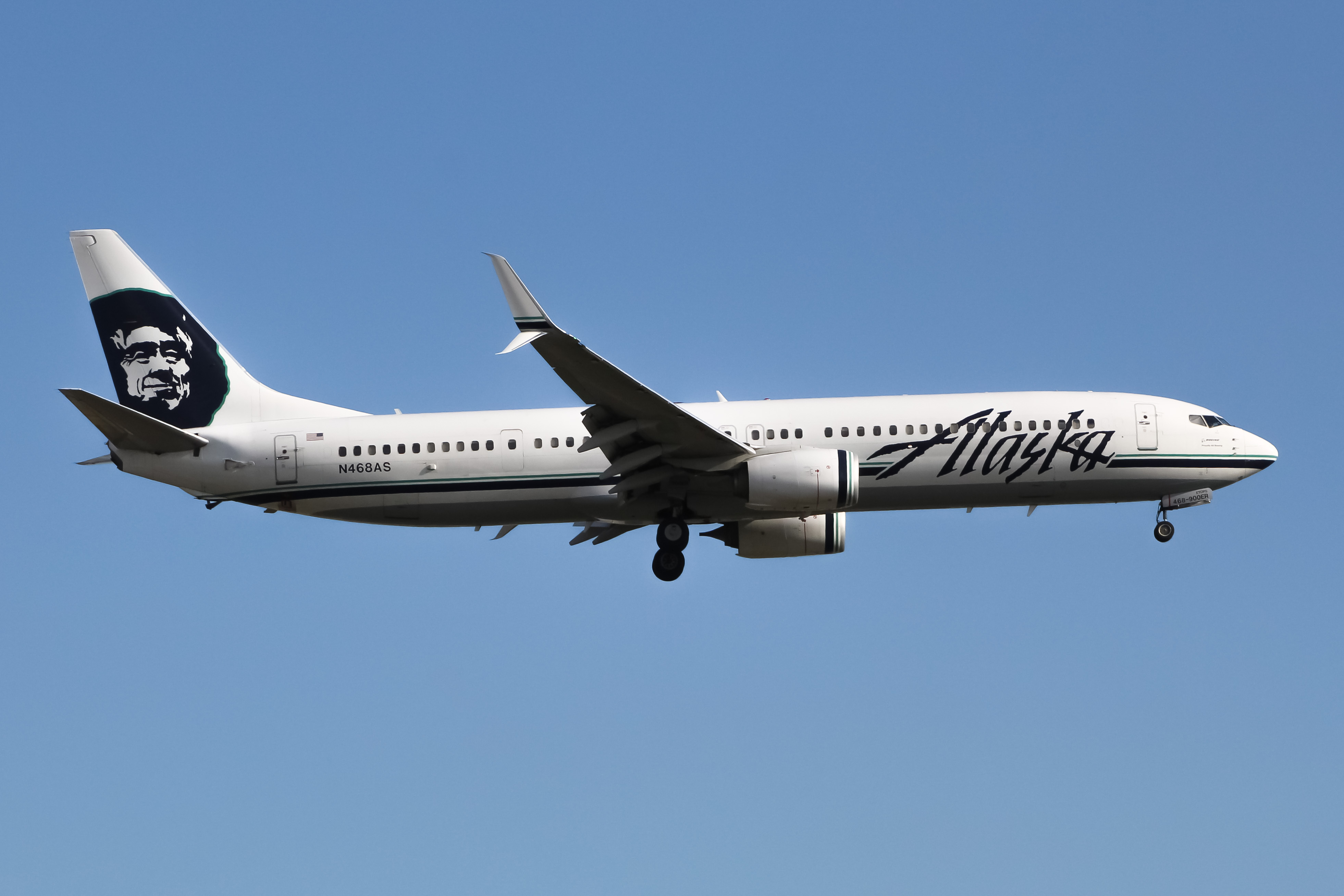 Full size: Alaska Airlines Boeing 737-900ER N468AS at Newark Liberty International Airport