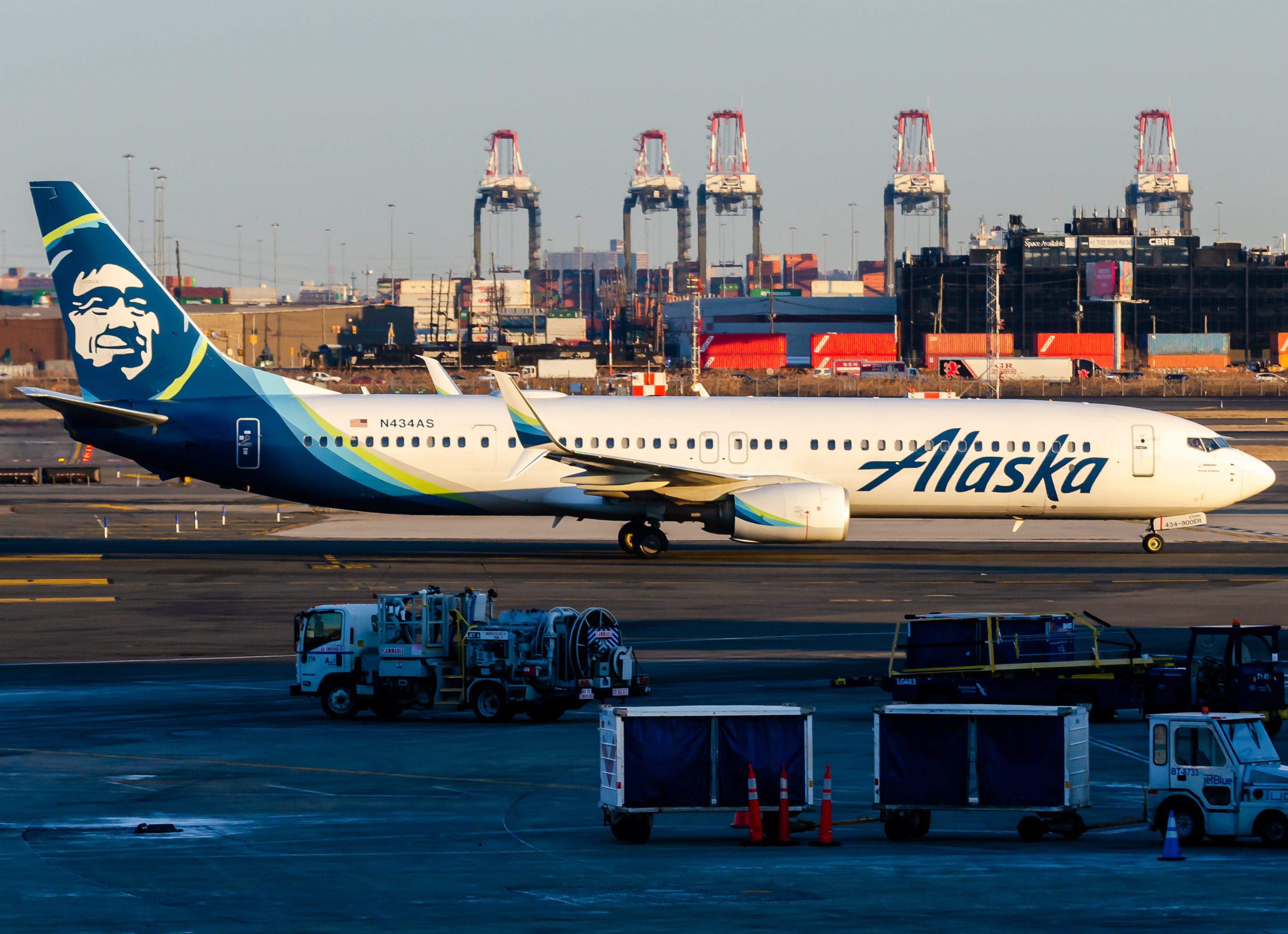 Full size: Alaska Airlines Boeing 737-900ER N434AS at Newark Liberty International Airport