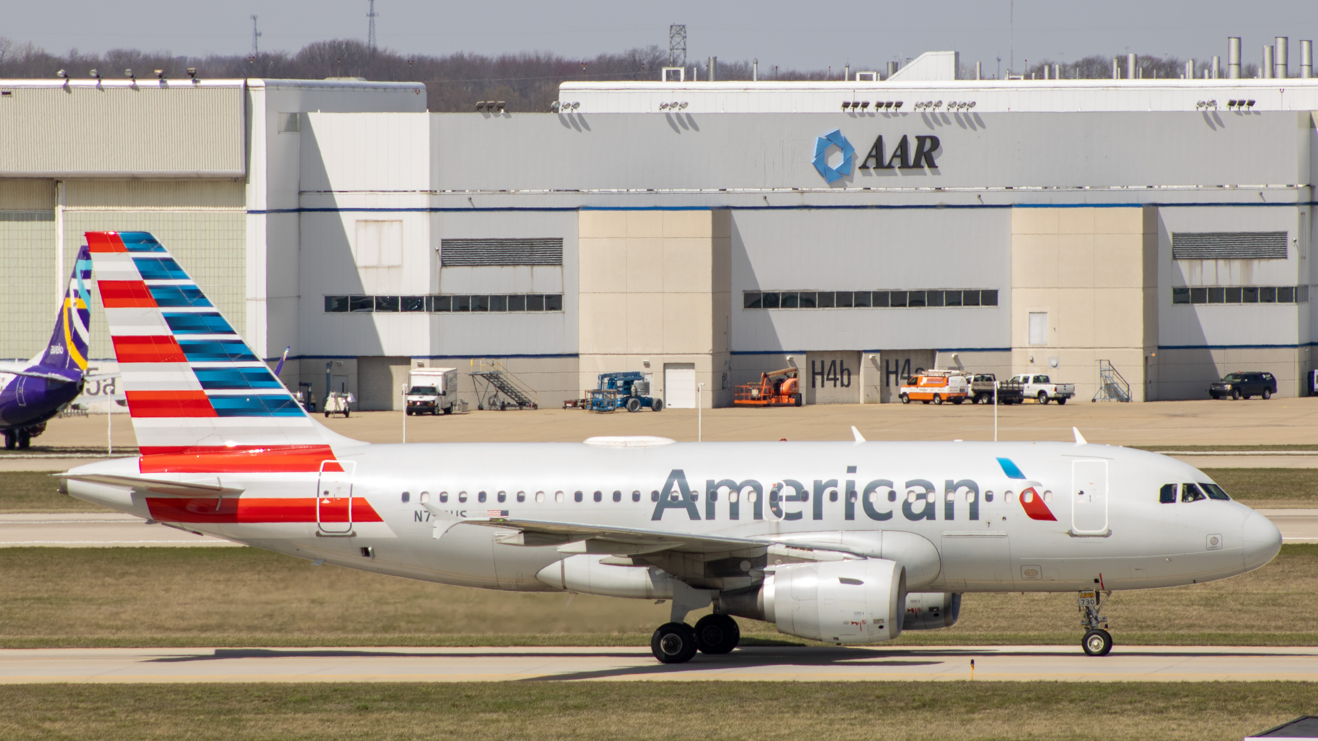 Full size: American Airlines Airbus A319 N730US at Indianapolis International Airport