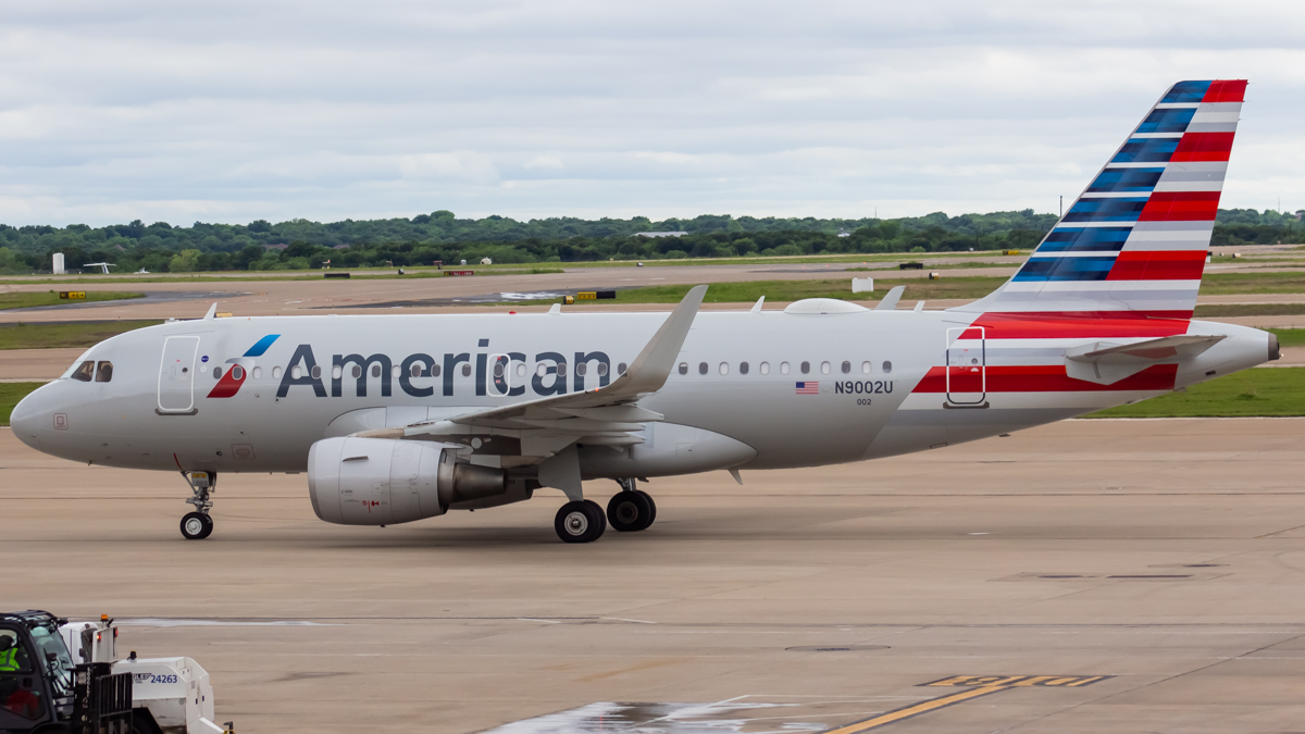 Full size: American Airlines Airbus A319 n9002u at Dallas-Fort Worth International Airport