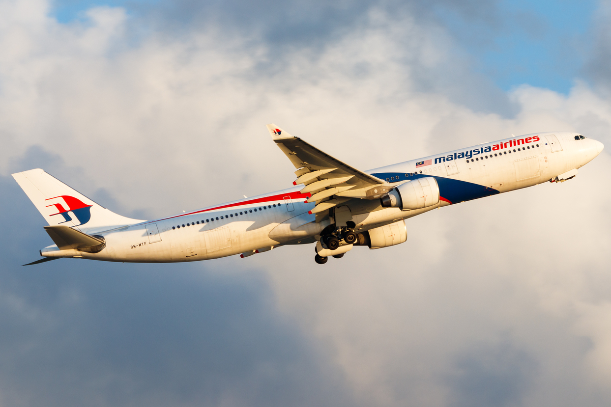 Full size: Malaysia Airlines Airbus A330-300 9M-MTF at Hong Kong International Airport