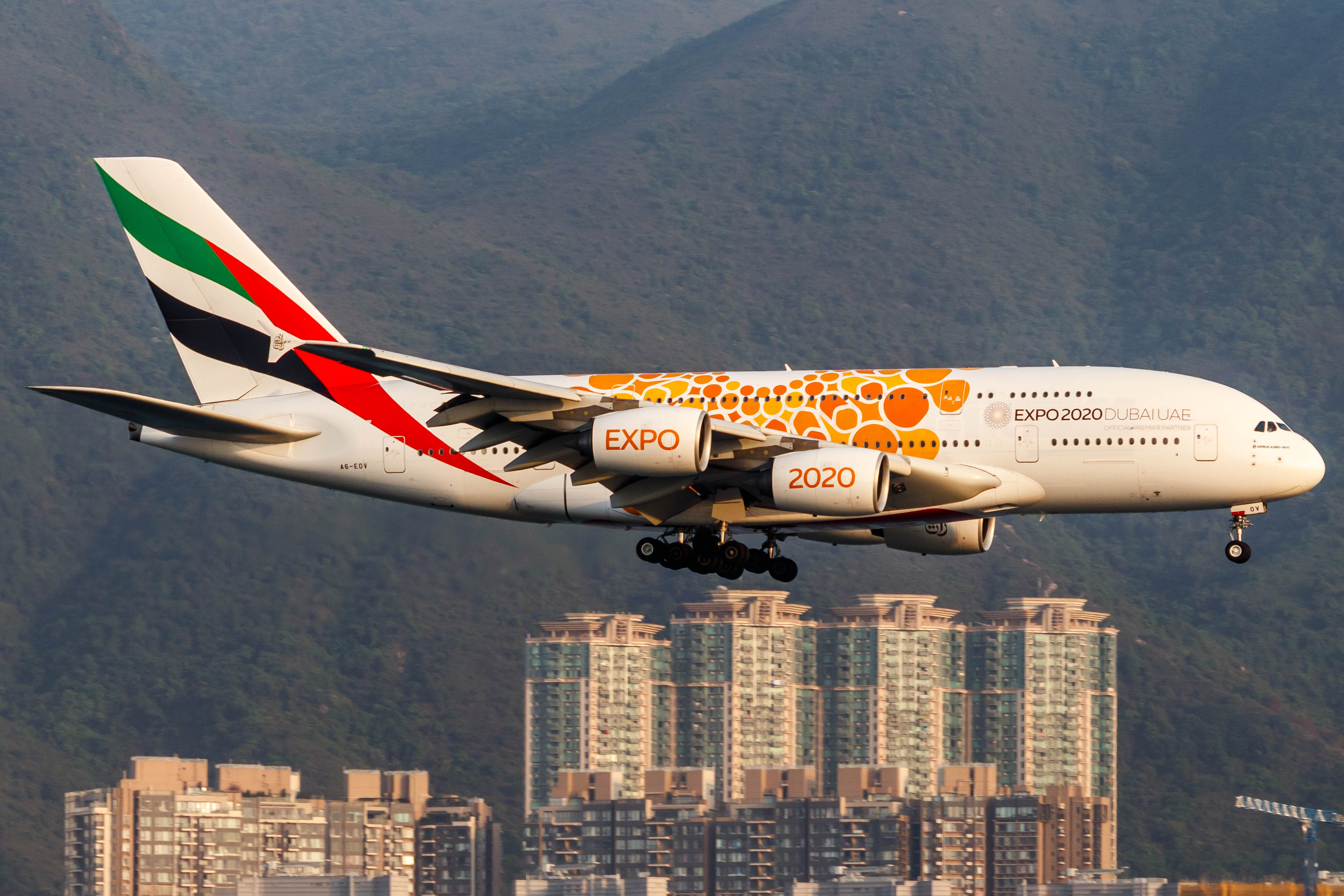 Full size: Emirates Airbus A380-800 A6-EOV at Hong Kong International Airport