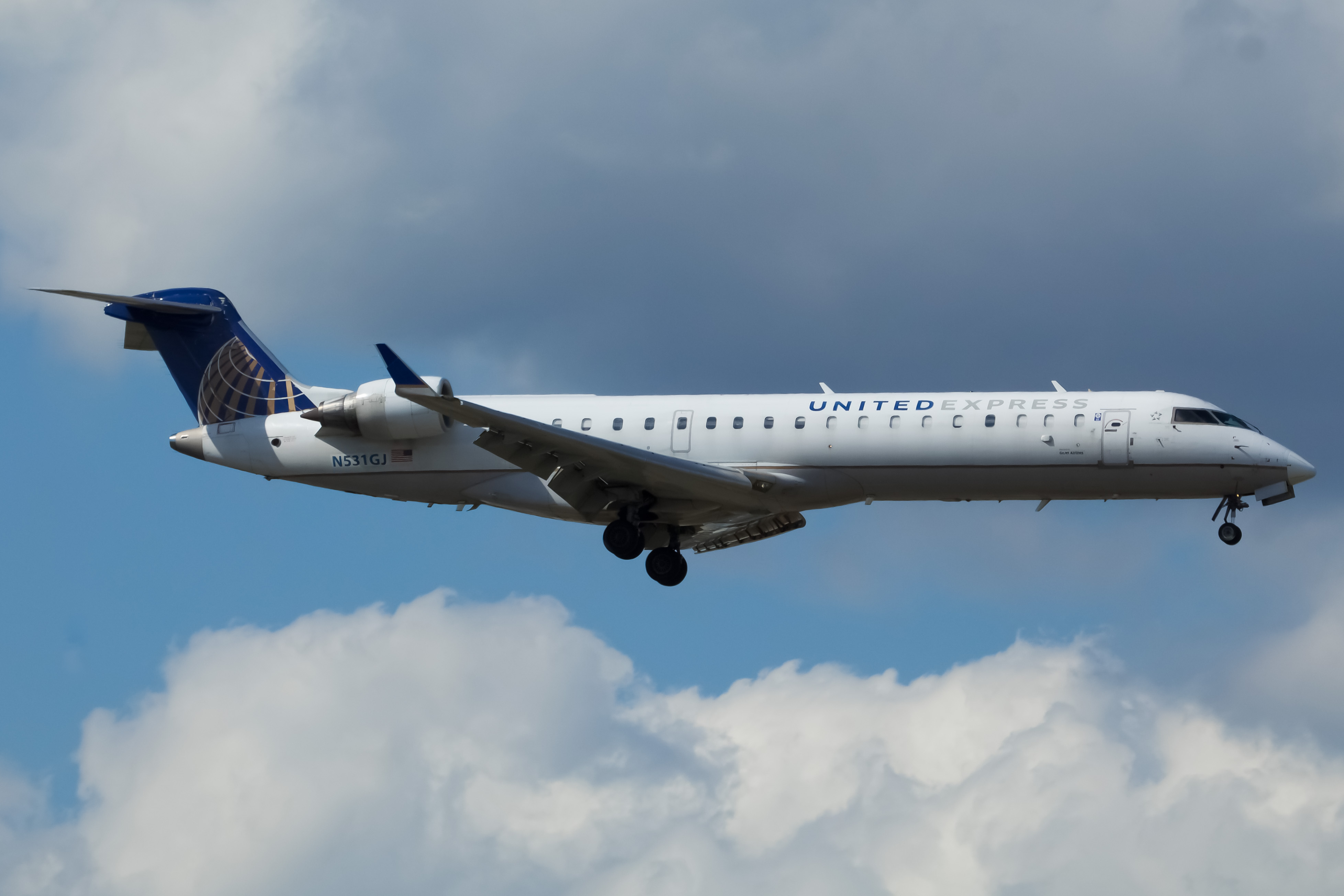 Full size: United Express Mitsubishi CRJ-700 N531GJ at Newark Liberty International Airport