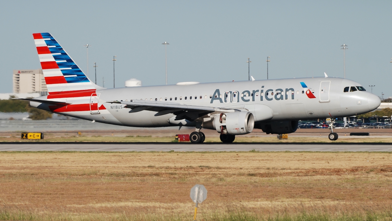 Full size: American Airlines Airbus A320 N118US at Dallas-Fort Worth International Airport