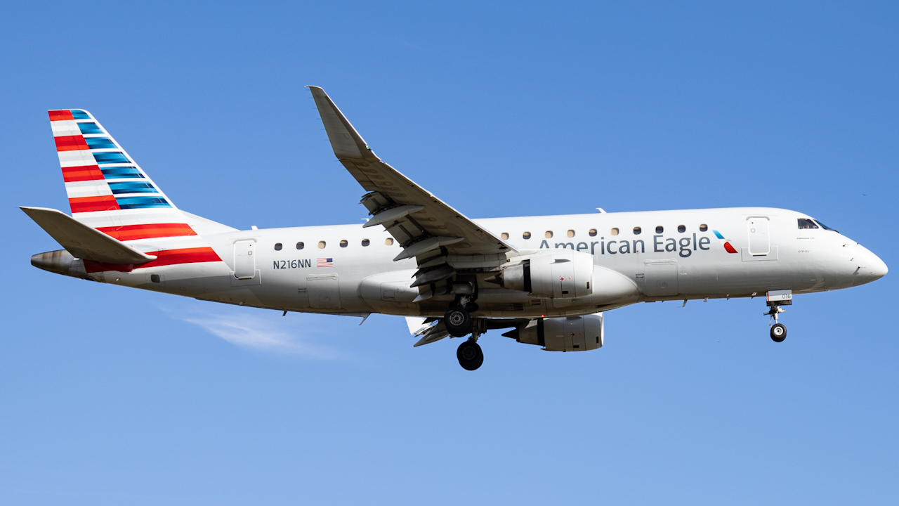Full size: American Eagle Embraer E175 N216NN at Tampa International Airport
