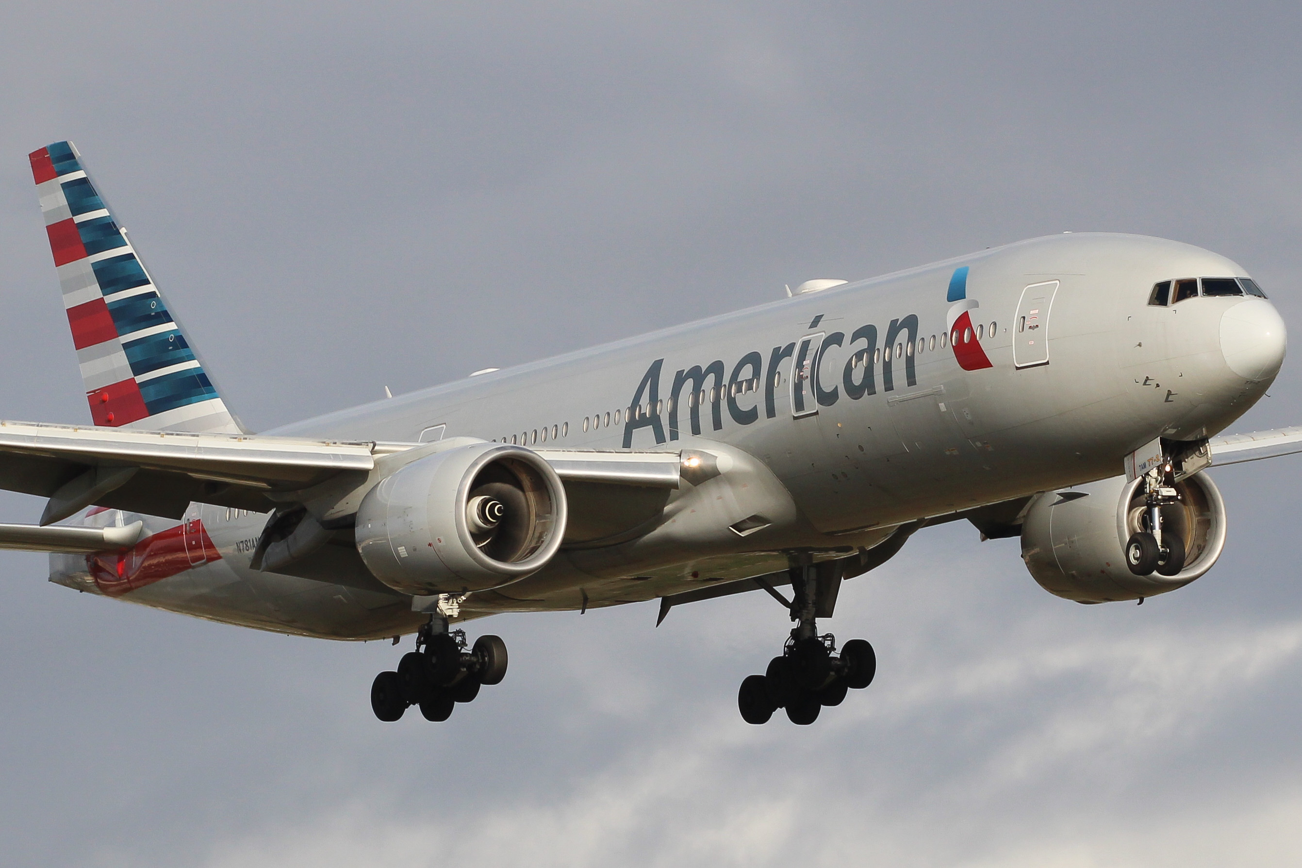 Full size: American Airlines Boeing 777-200ER N781AN at Miami International Airport