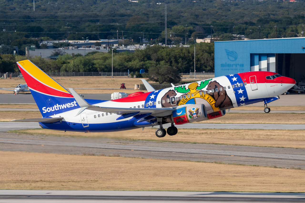Full size: Southwest Airlines Boeing 737-700 N280WN at San Antonio International Airport