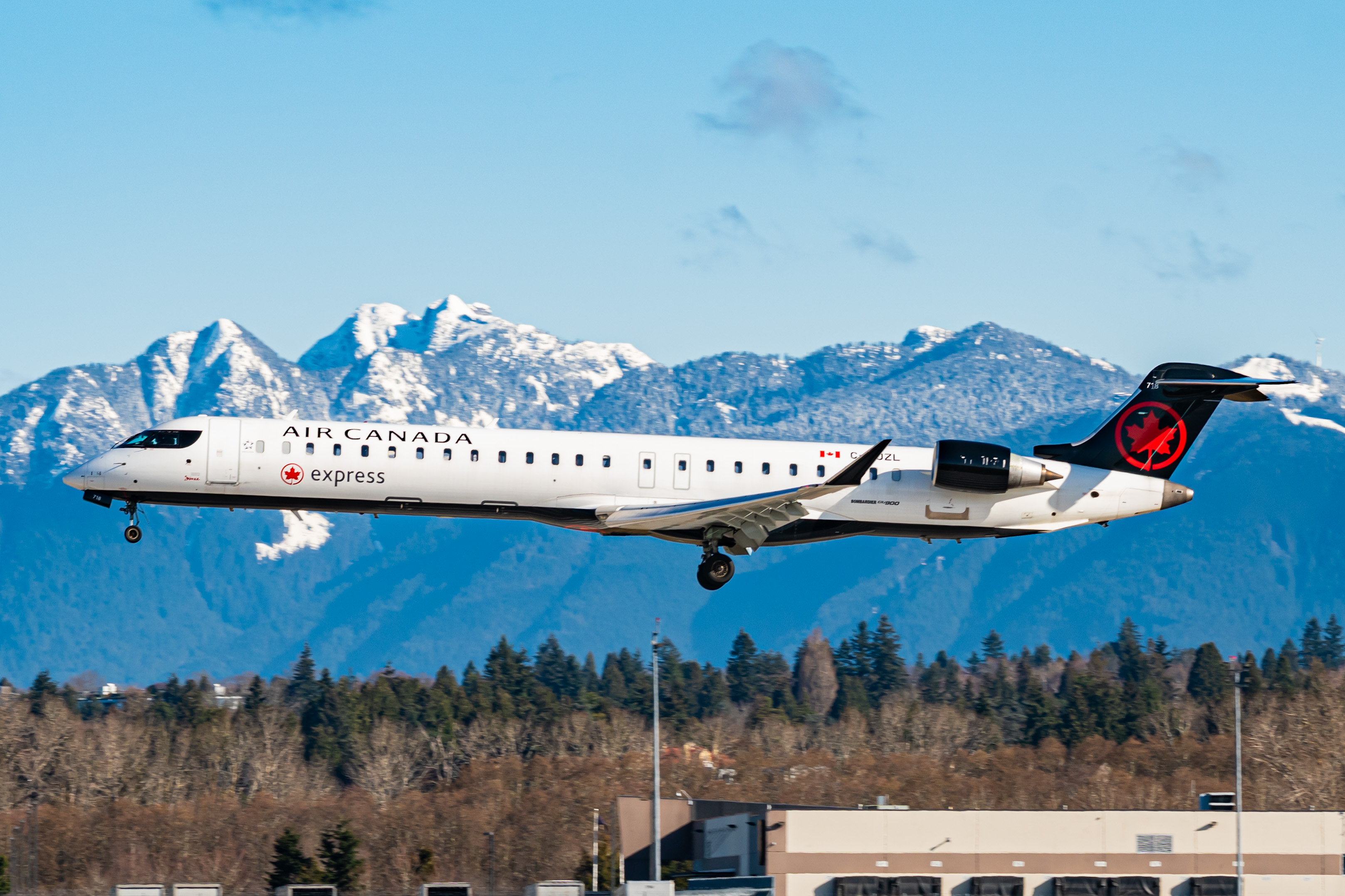 Full size: Air Canada Express Mitsubishi CRJ-900 C-GJZL at Vancouver International Airport