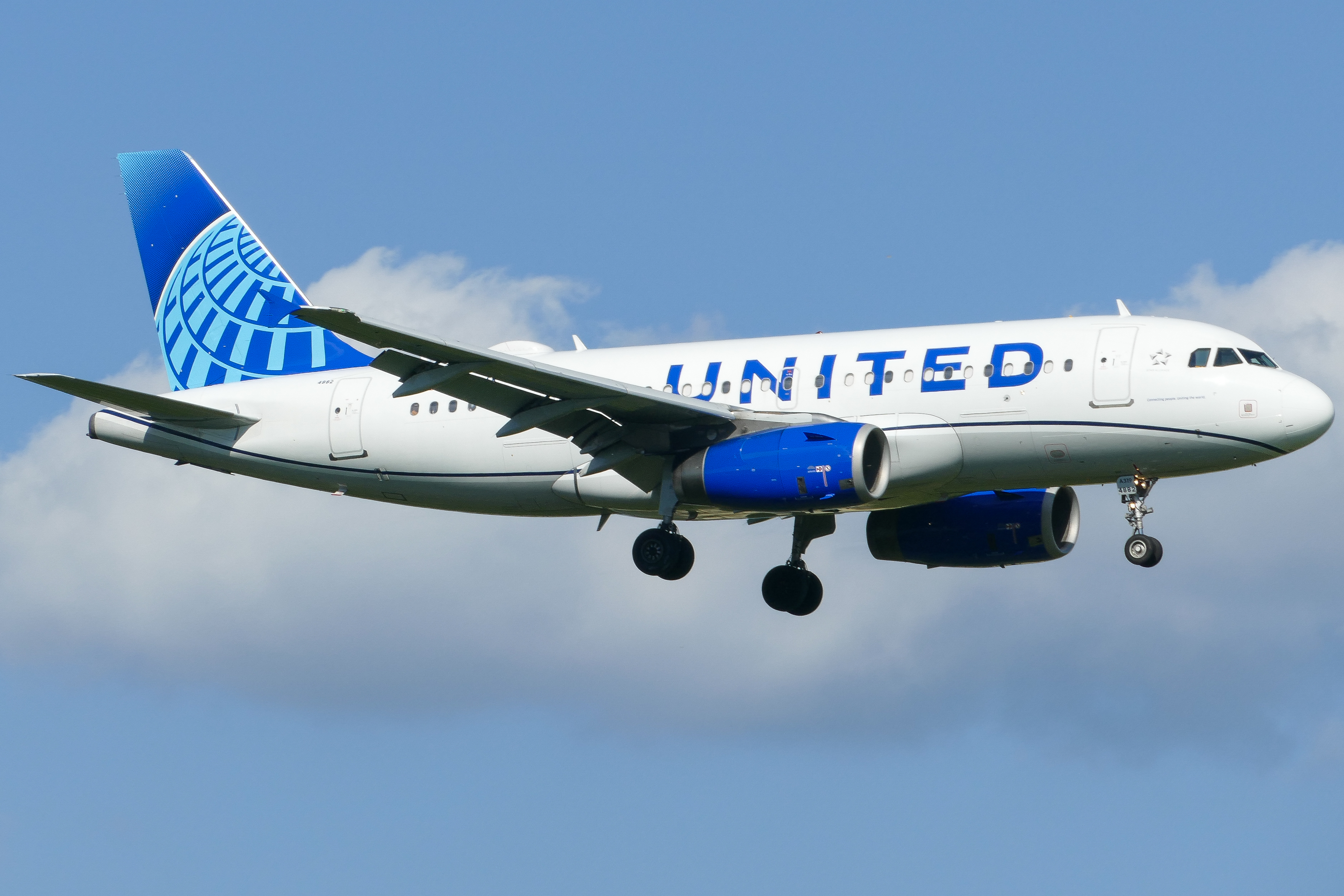 Full size: United Airlines Airbus A319 N882UA at Austin-Bergstrom International Airport