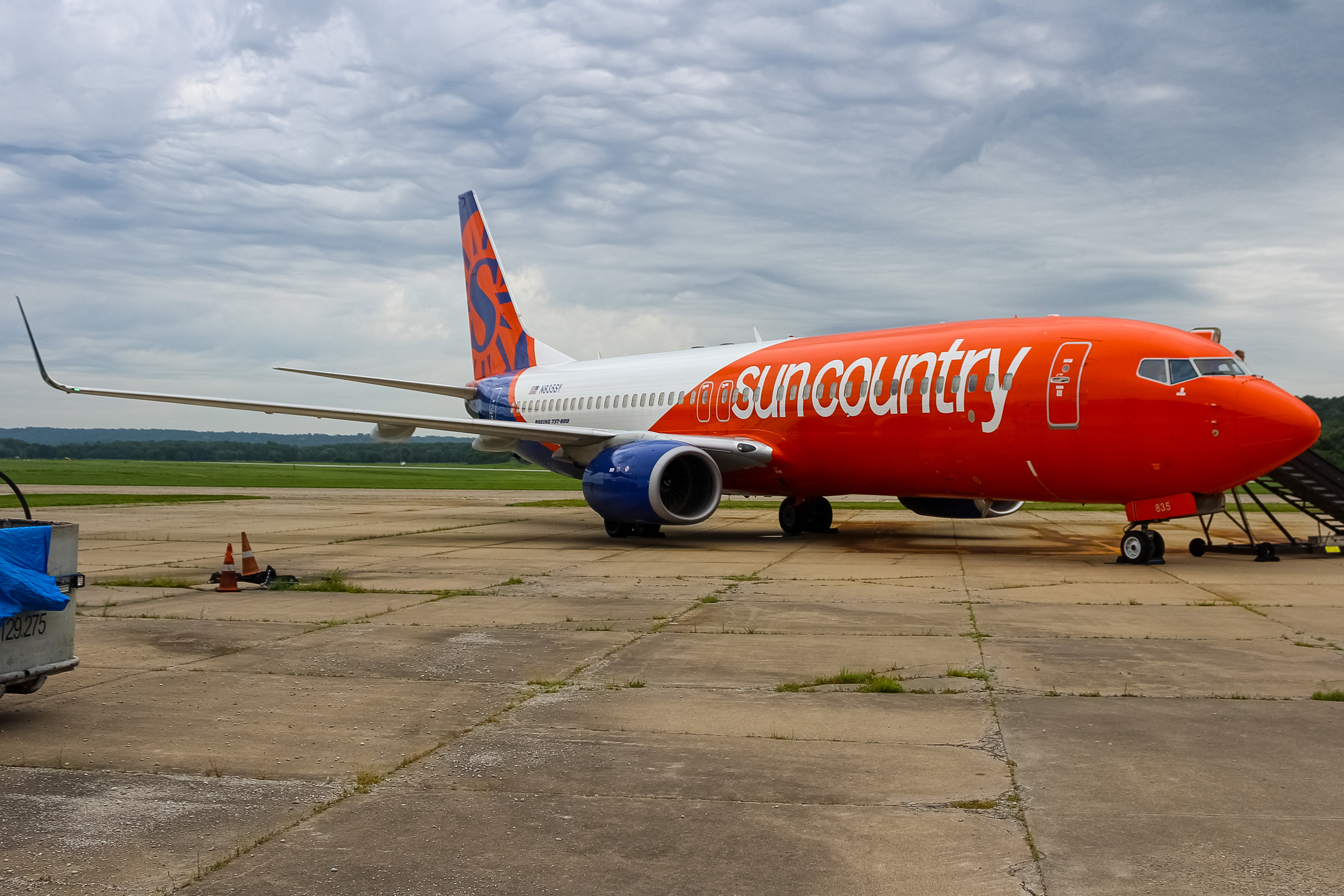 Full size: Sun Country Airlines Boeing 737-800 N835SY at Cincinnati Municipal Airport/Lunken Field
