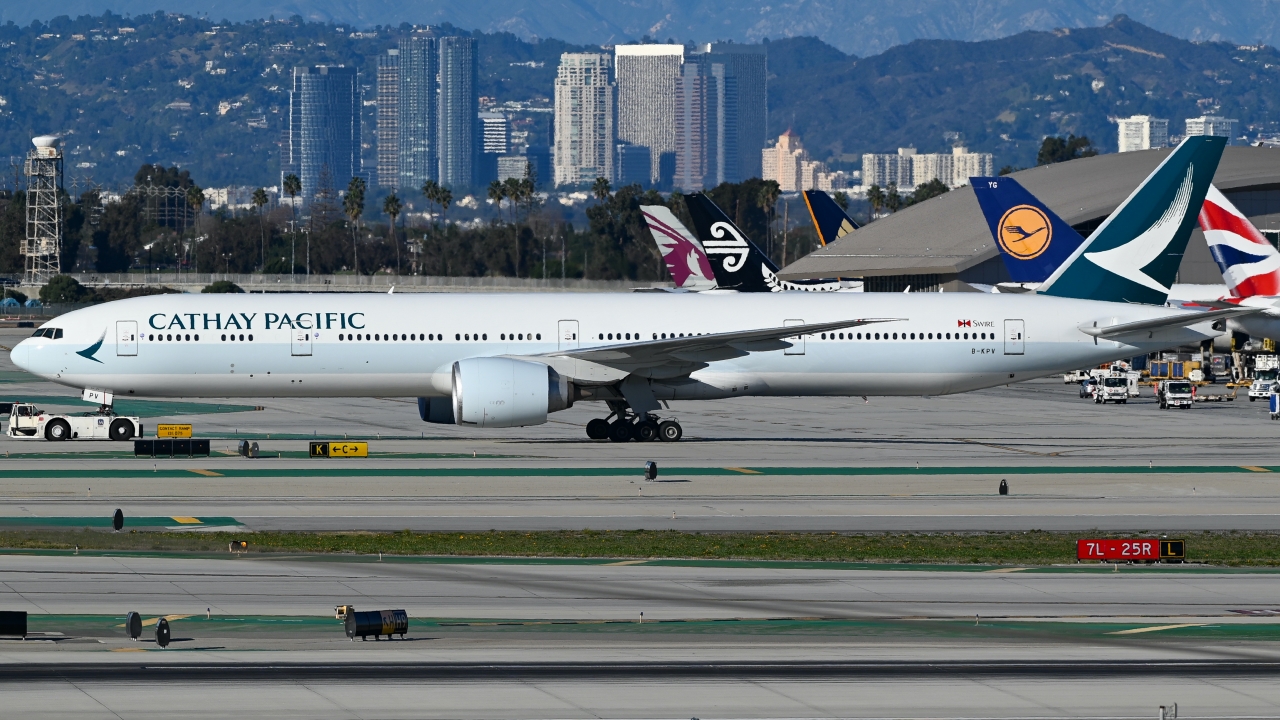 Full size: Cathay Pacific Boeing 777-300 B-KPV at Los Angeles International Airport