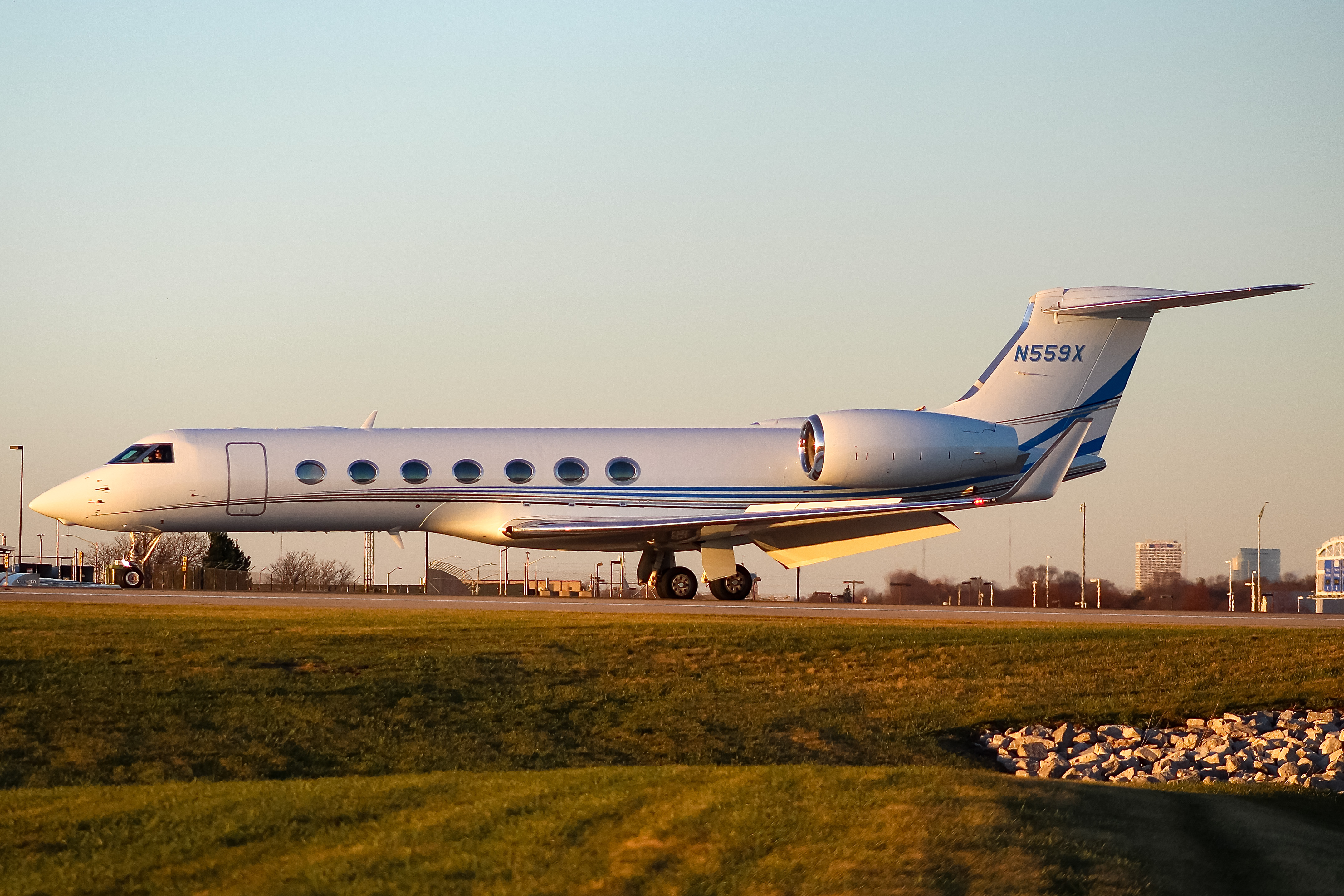 Full size: PRIVATE Gulfstream G550 N559X at General Mitchell International Airport