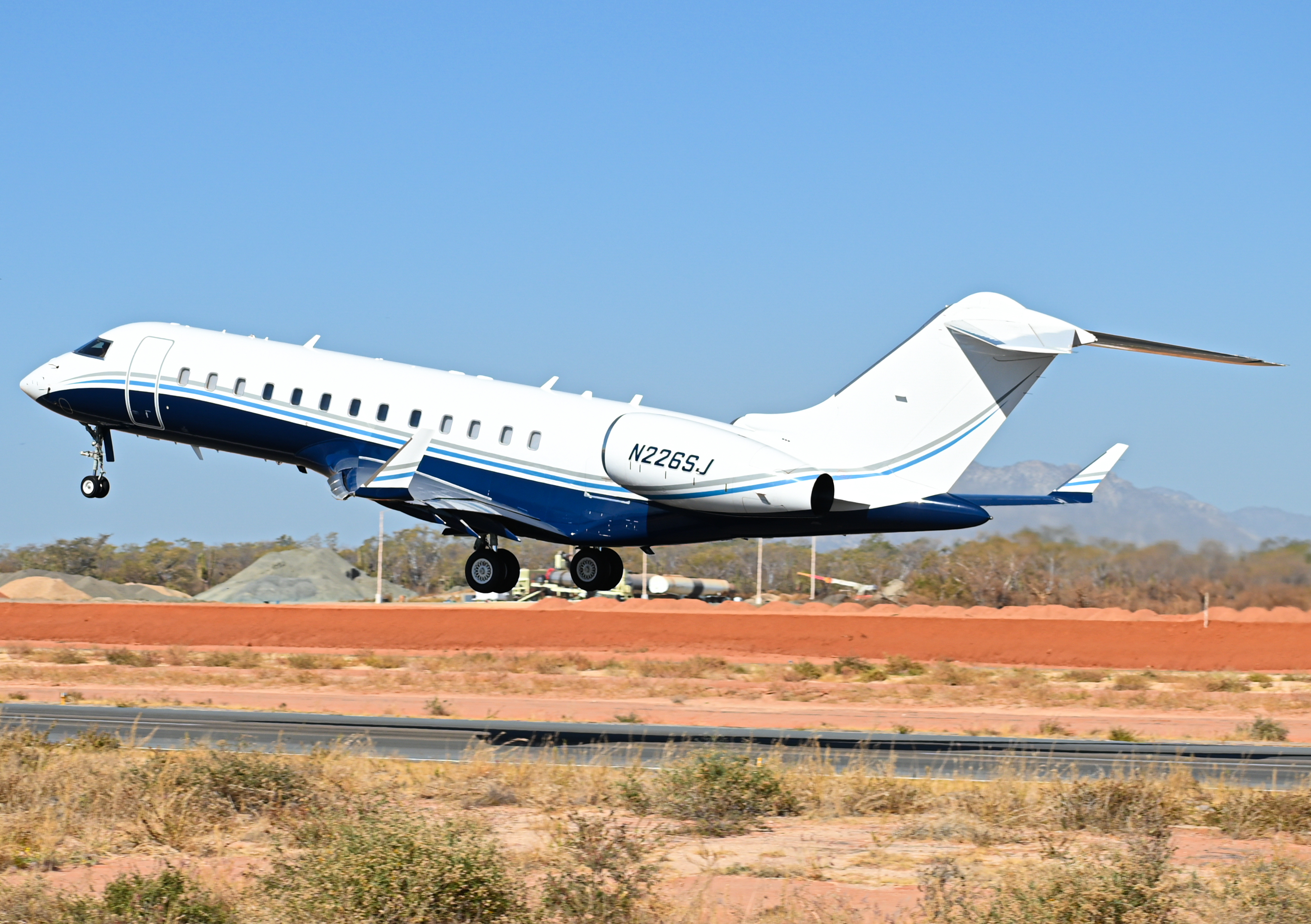 Full size: Local Search Ventures Bombardier Challenger 604 N226SJ at Aeropuerto de Cabo San Lucas Internacional