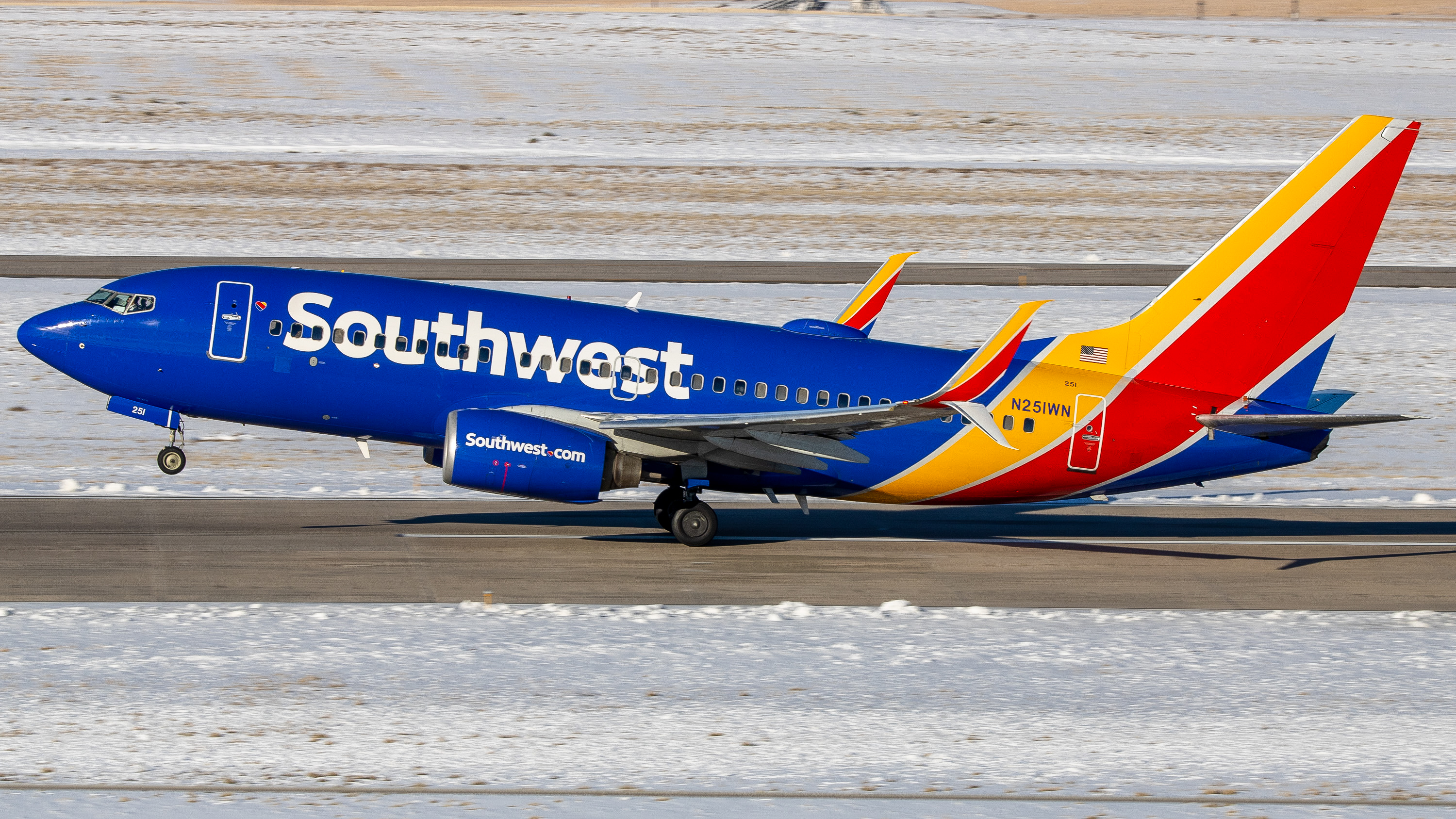 Full size: Southwest Airlines Boeing 737-700 N251WN at Denver International Airport