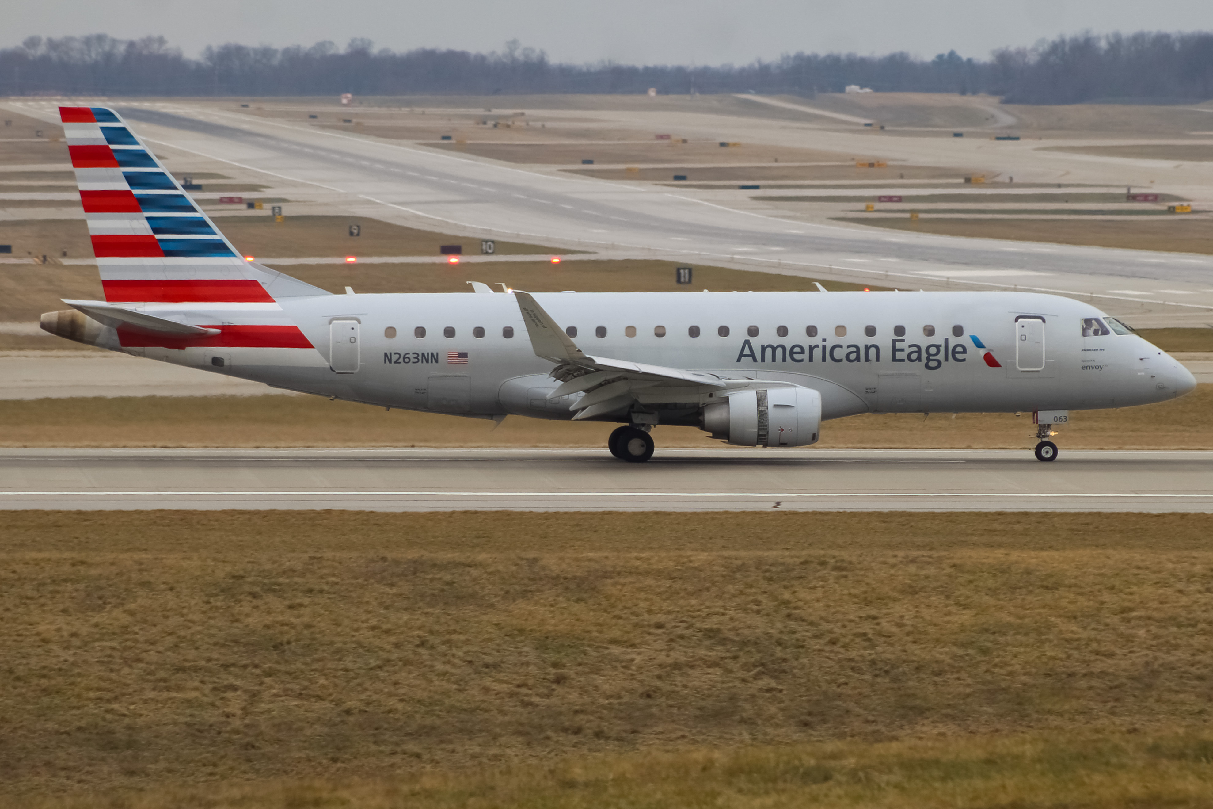 Full size: American Eagle Embraer E175 N263NN at Cincinnati/Northern Kentucky International Airport