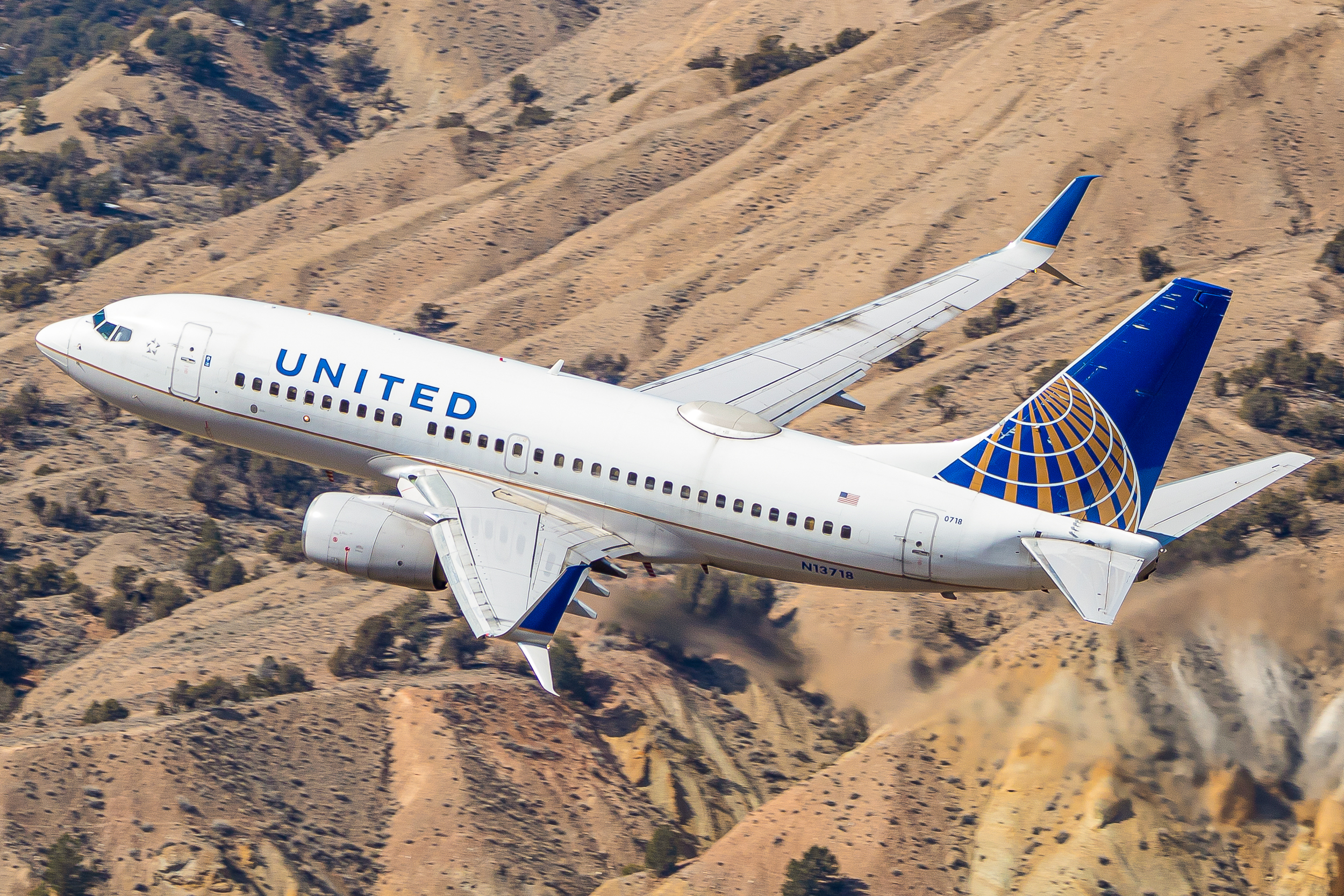 Full size: United Airlines Boeing 737-700 N13718 at Eagle County Regional Airport