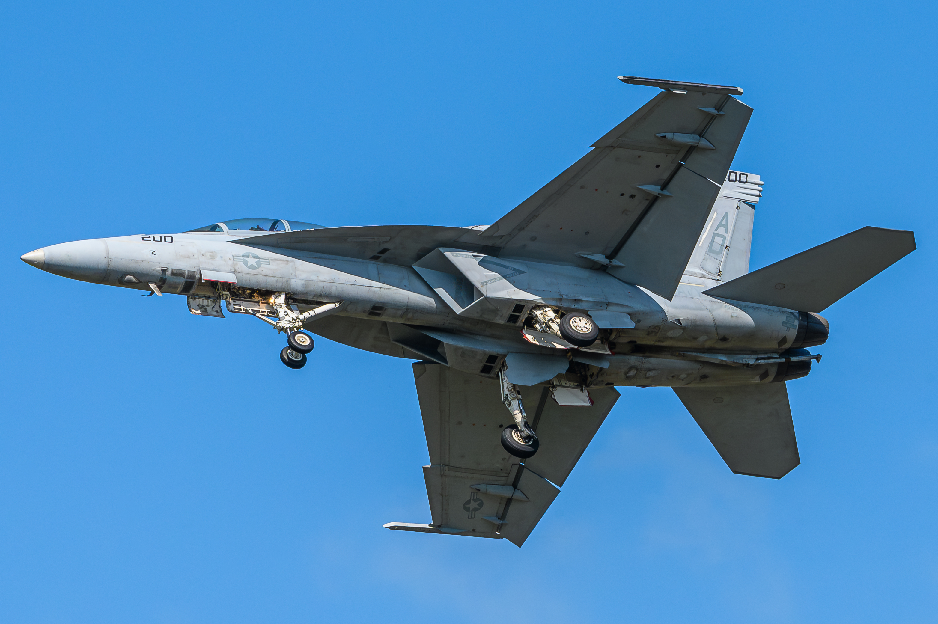 Full size: USN - United States Navy Boeing F/A-18E/F Super Hornet 165925 at Oceana Naval Air Station (Apollo Soucek Field)