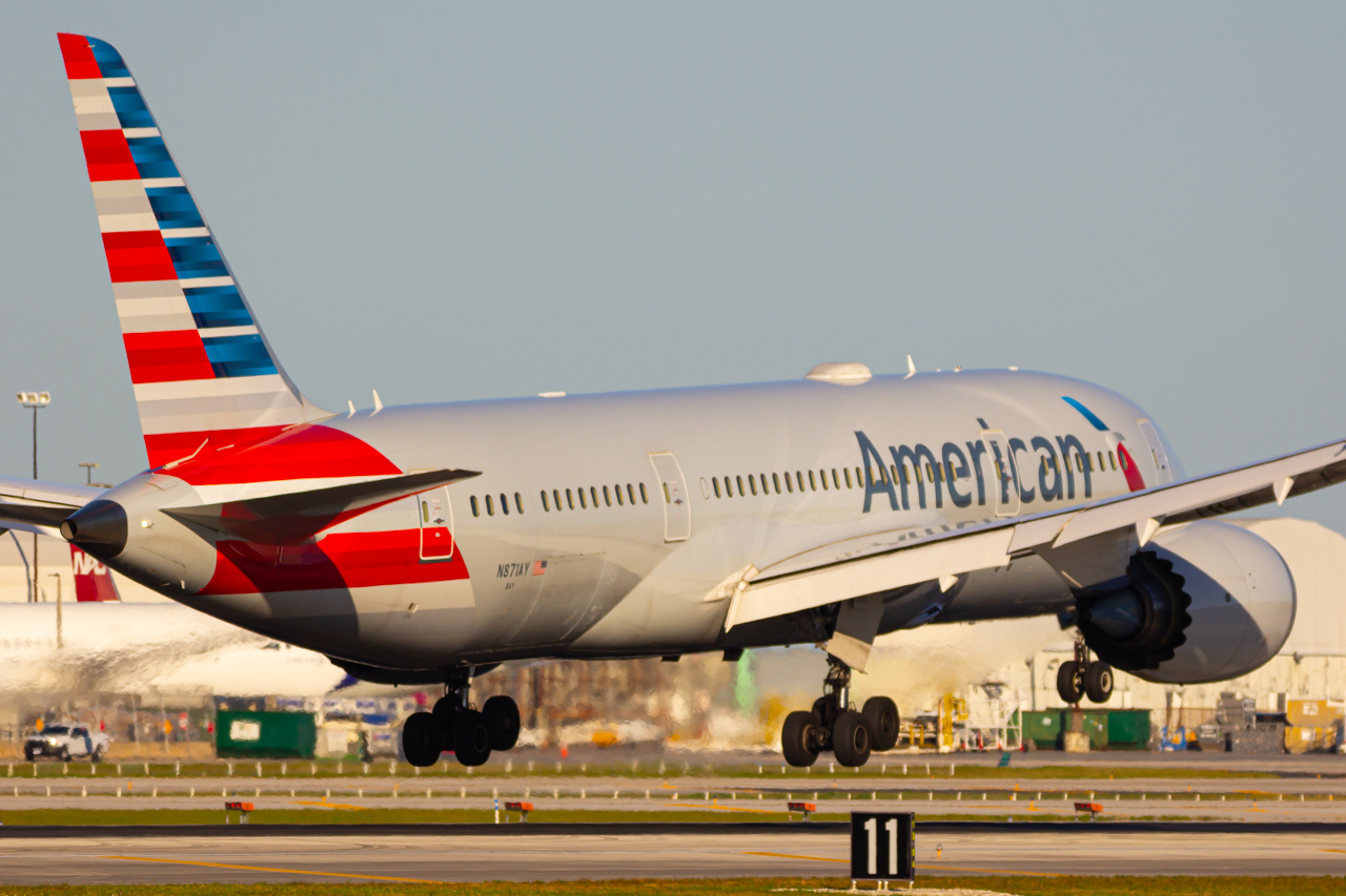 Full size: American Airlines Boeing 787-8 N871AY at Miami International Airport