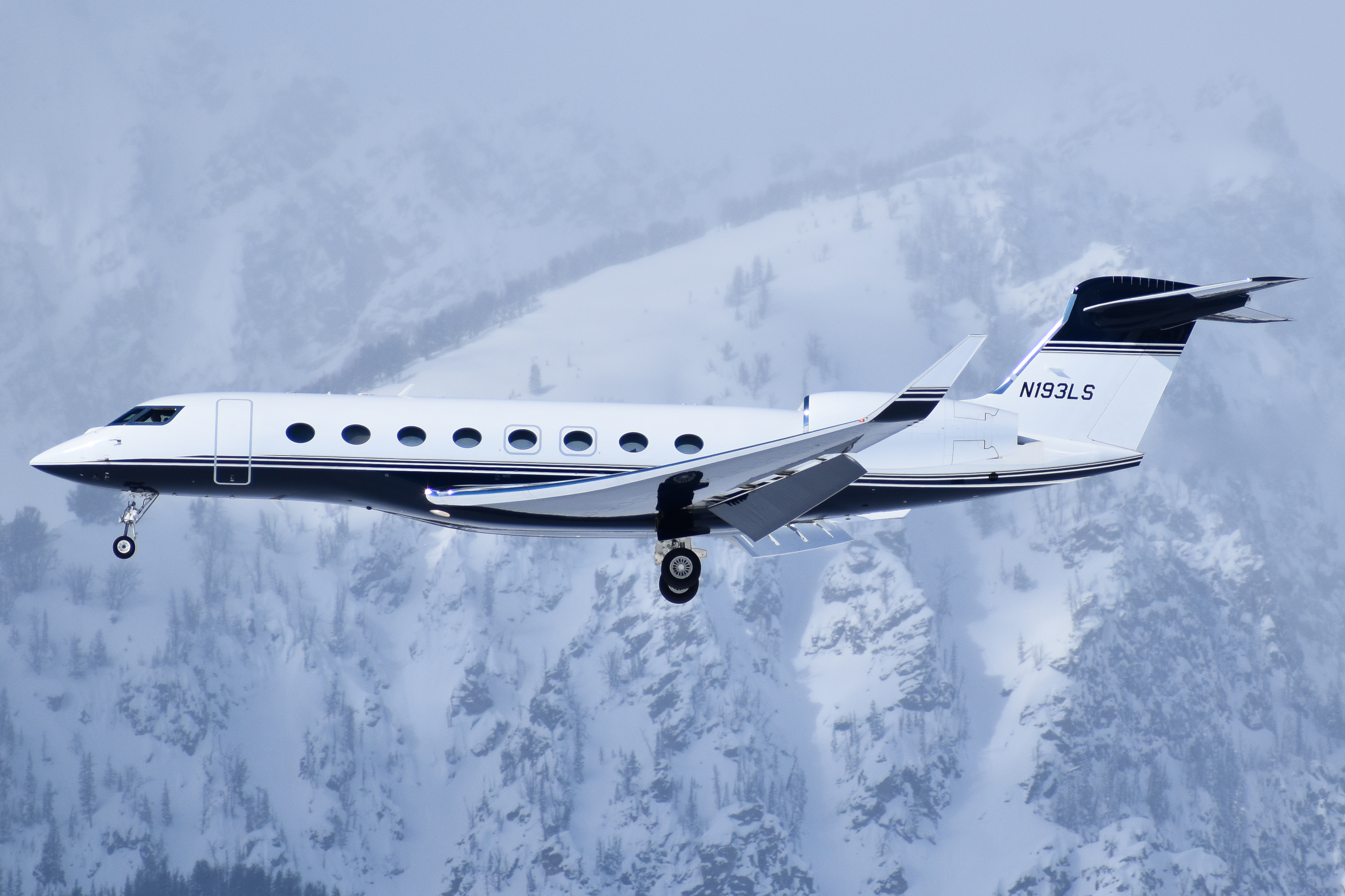 Full size: PRIVATE Gulfstream G650 N193LS at Jackson Hole Airport