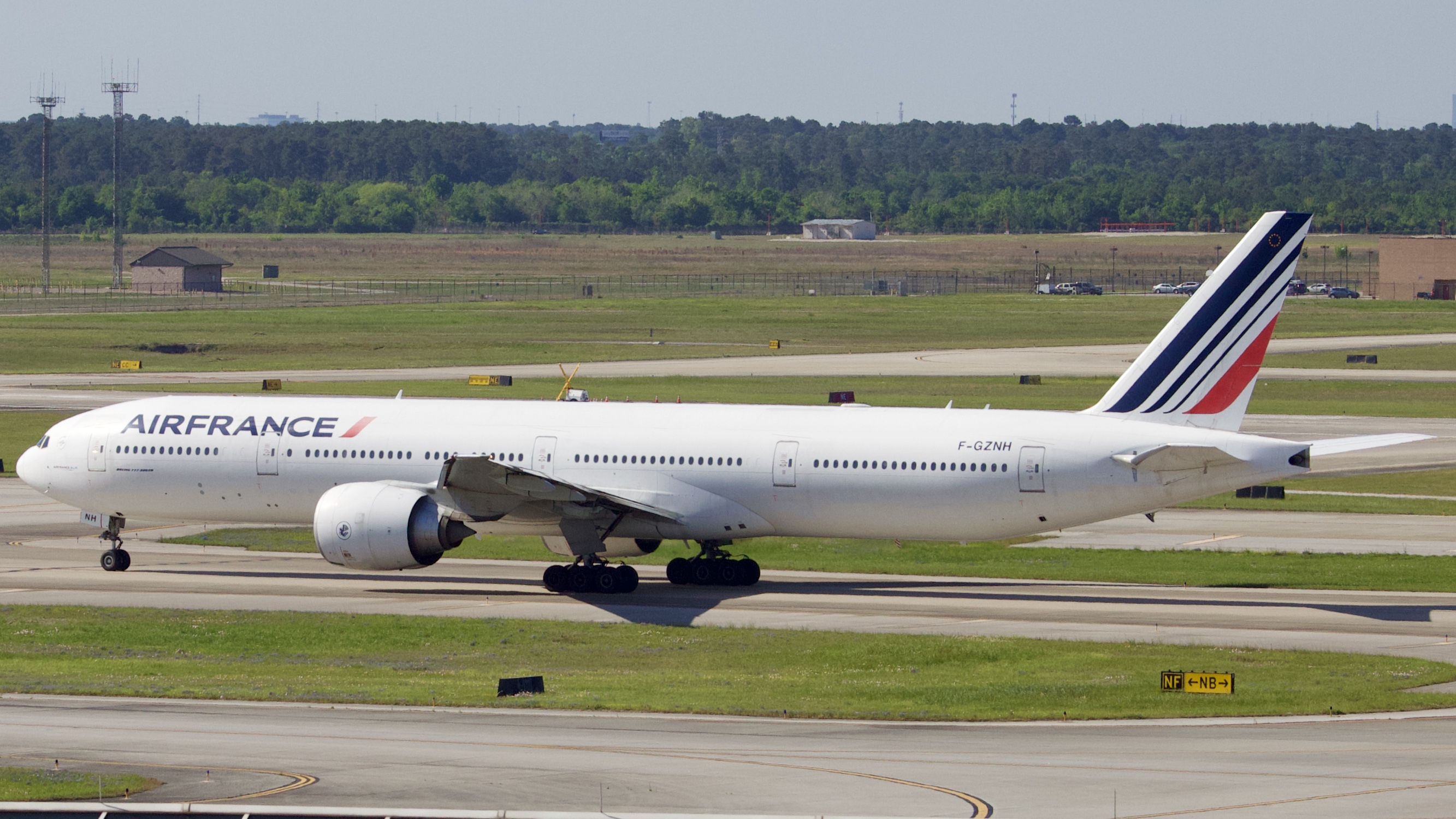Full size: Air France Boeing 777-300ER F-GZNH at Houston-George Bush Intercontinental Airport