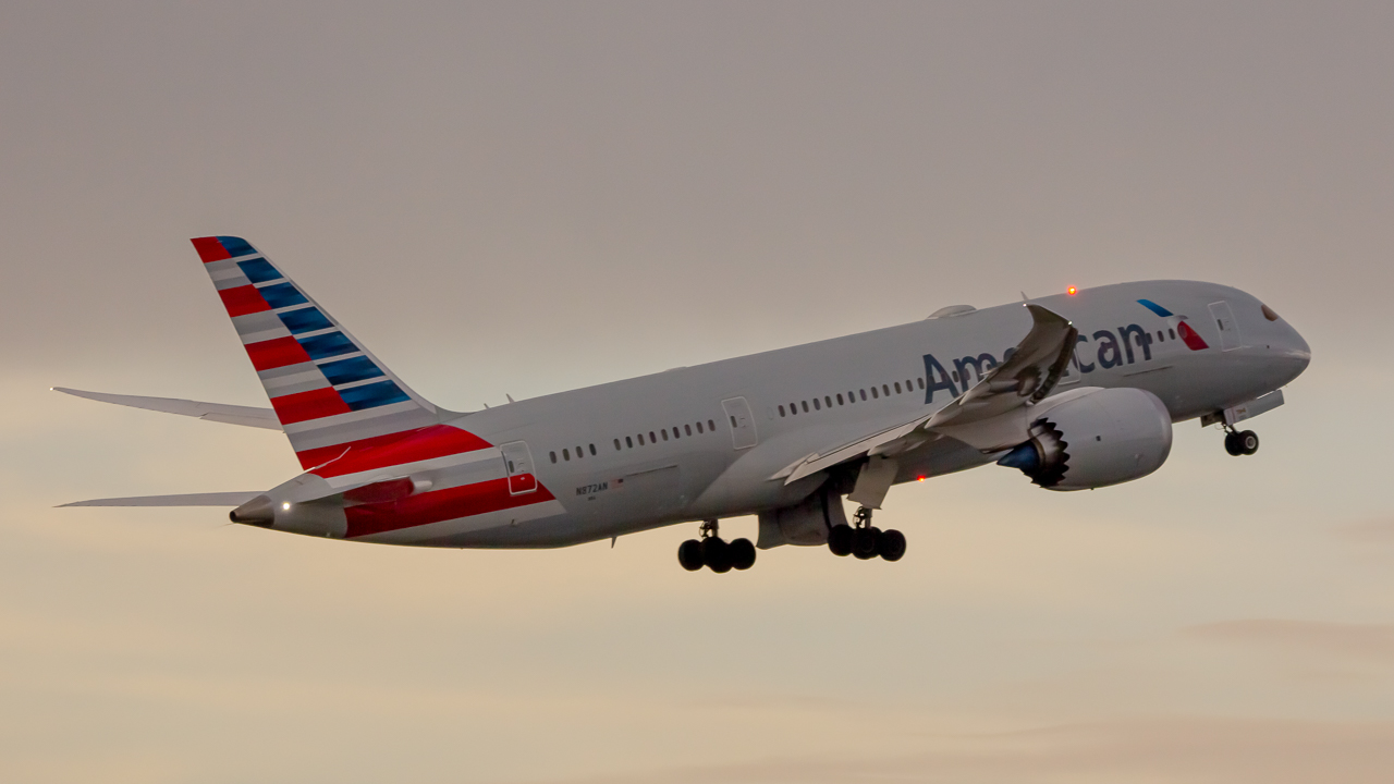 Full size: American Airlines Boeing 787-8 N872AN at Miami International Airport