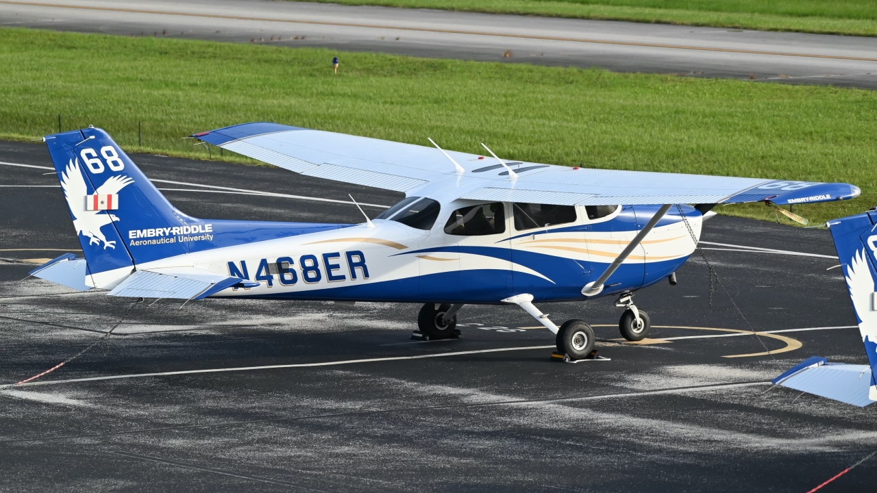 Full size: Embry-Riddle Aeronautical University Cessna 172 N486ER at Daytona Beach International Airport