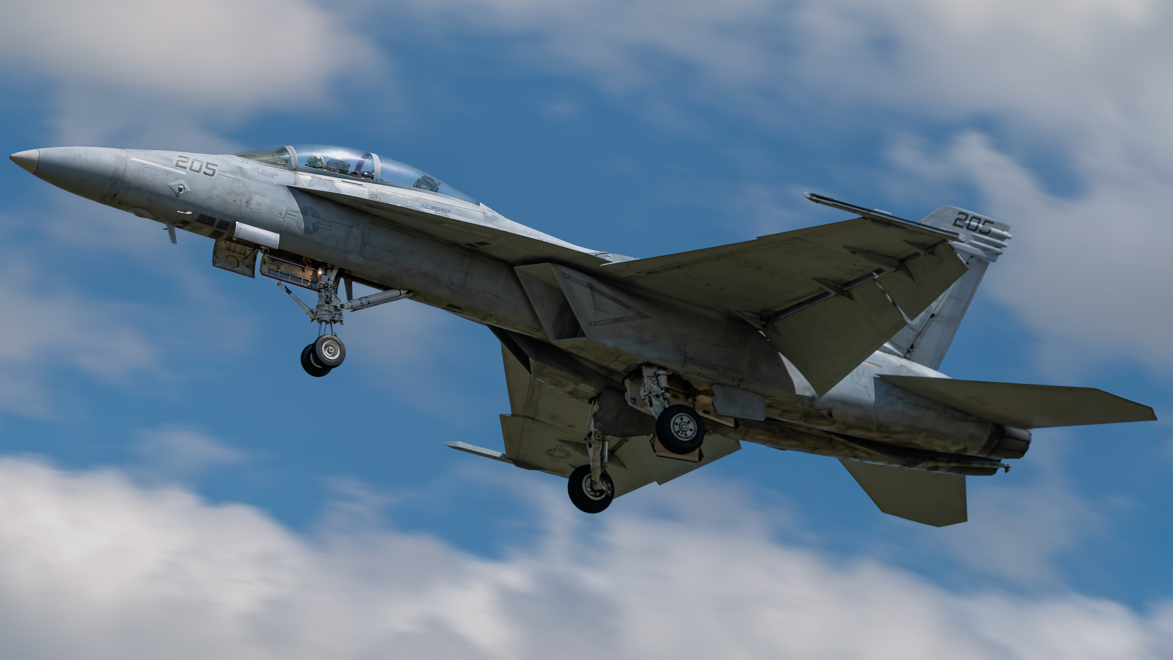 Full size: US Navy Boeing F/A-18E/F Super Hornet 165917 at Rickenbacker International Airport