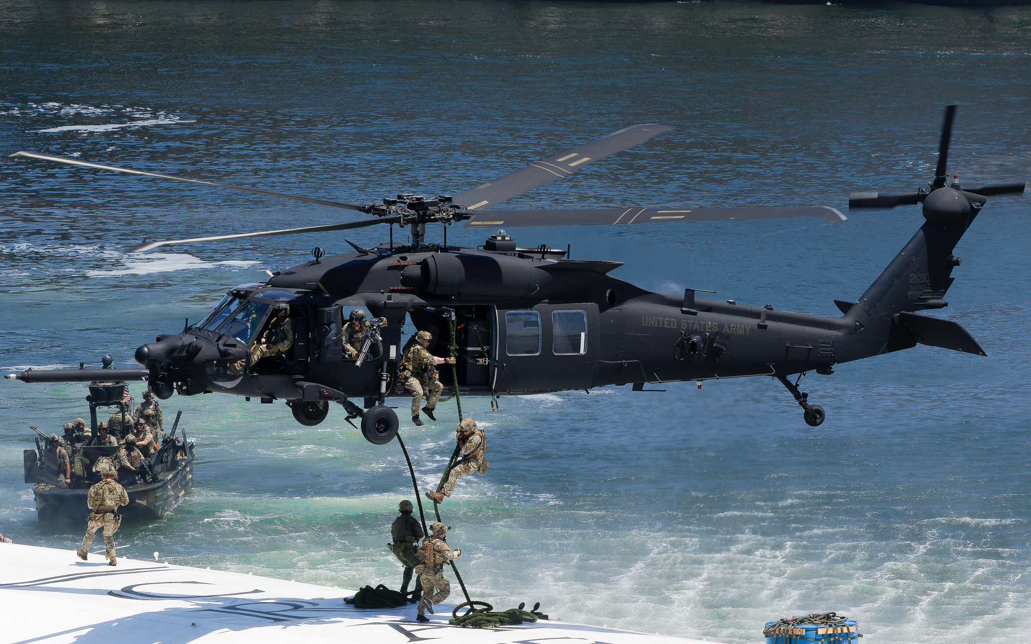 Full size: USA - United States Army Sikorsky MH-60M Blackhawk 21-21210 at Tampa International Airport