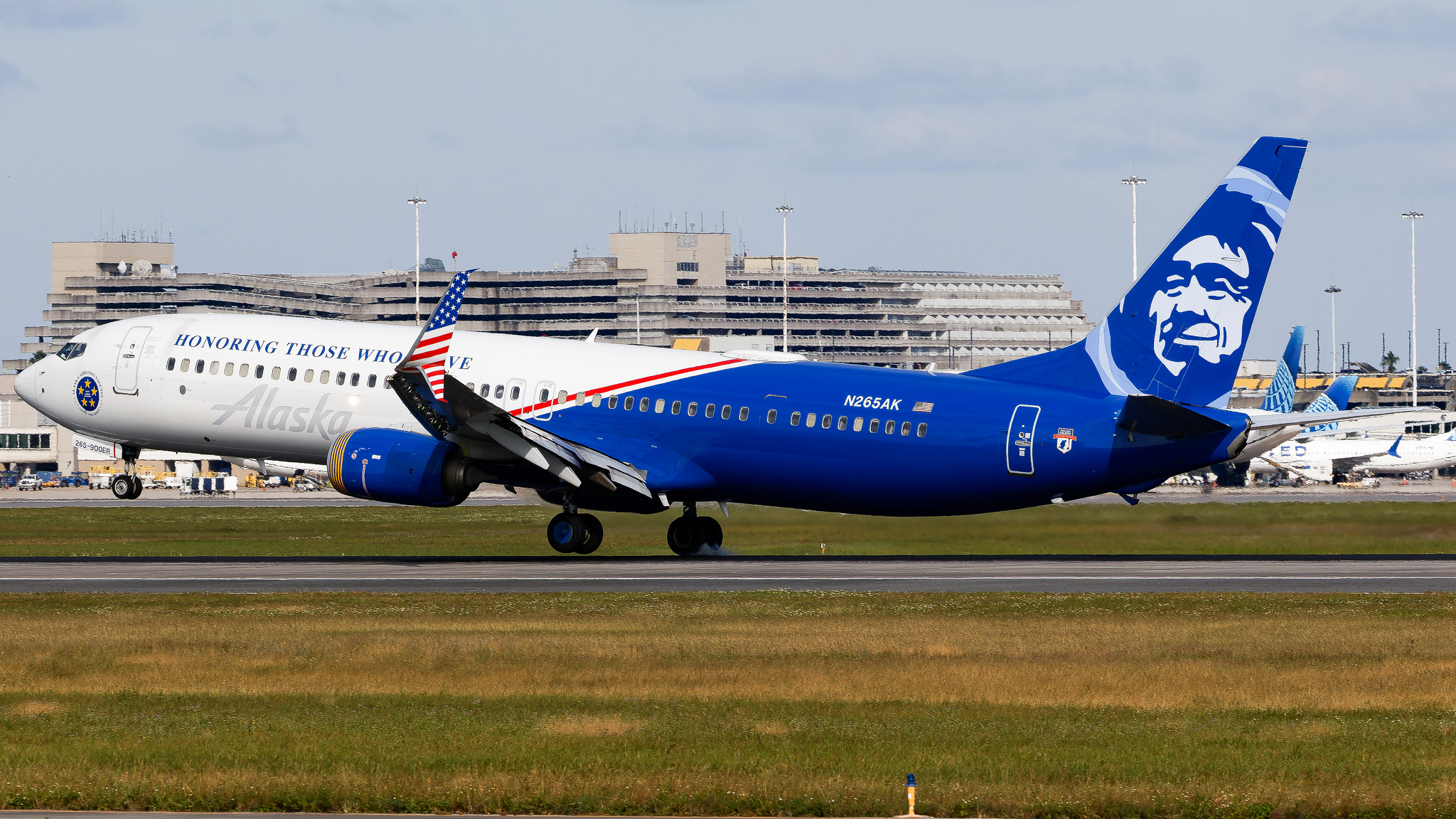 Full size: Alaska Airlines Boeing 737-900ER N265AK at Orlando International Airport