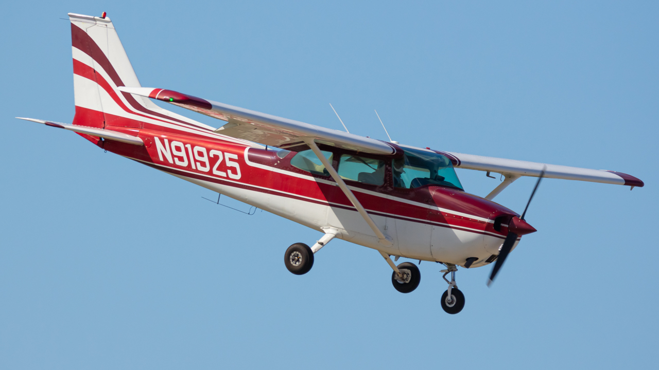Full size: PRIVATE Cessna 172 N91925 at Naples Municipal Airport