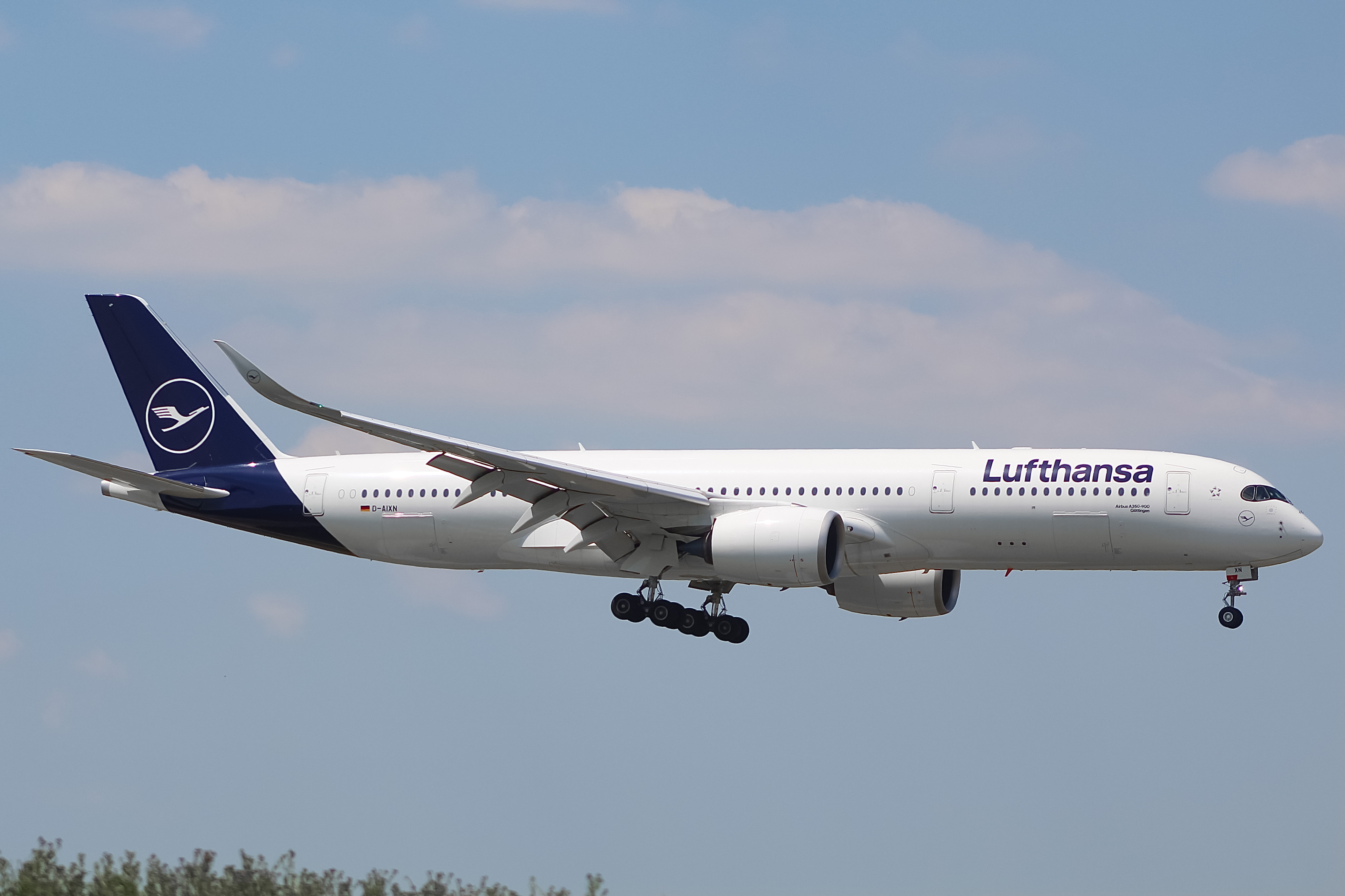 Full size: Lufthansa Airbus A350-900 D-AIXN at Chicago O'Hare International Airport