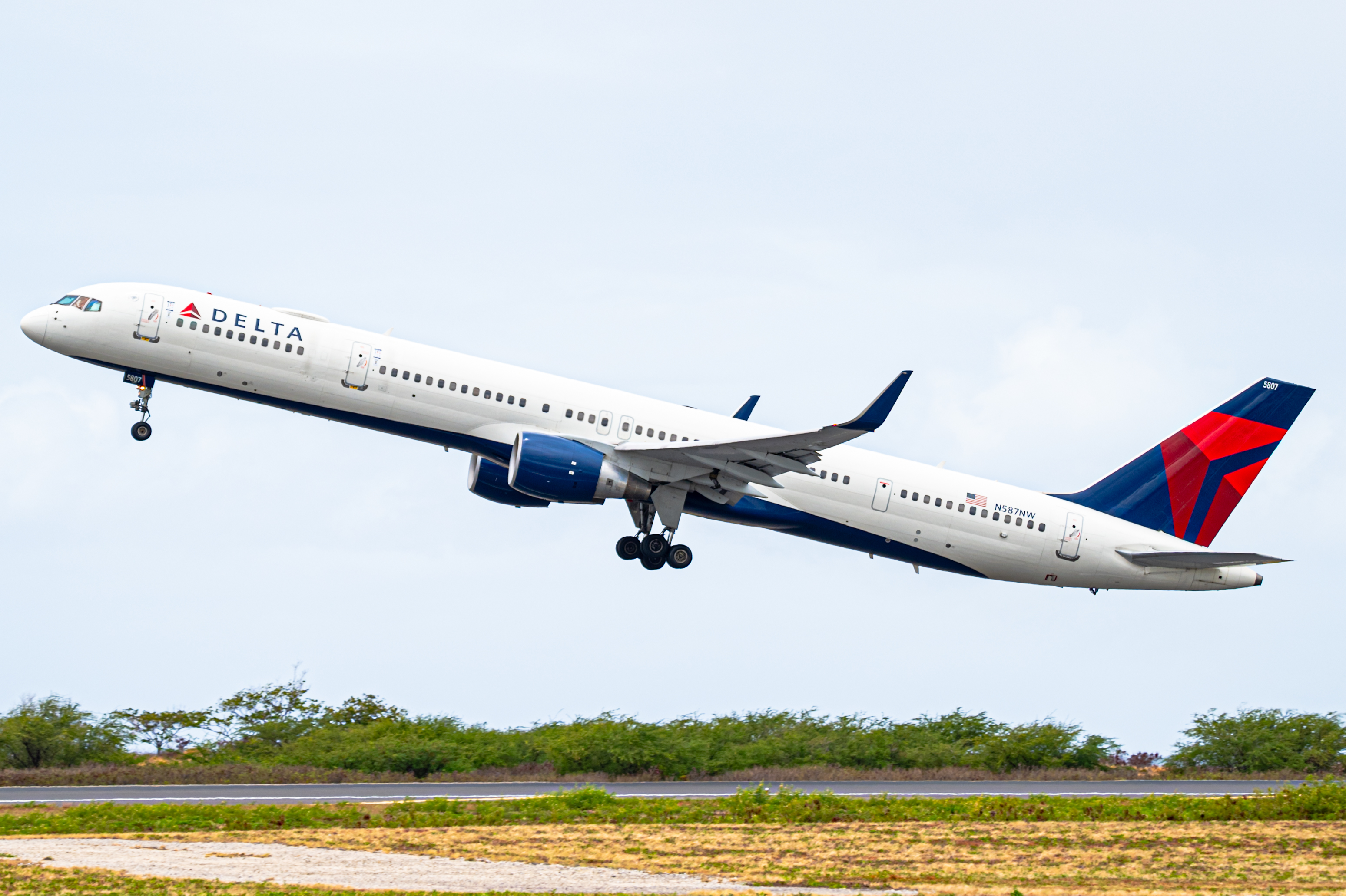 Full size: Delta Airlines Boeing 757-300 N587NW at Daniel K Inouye International Airport