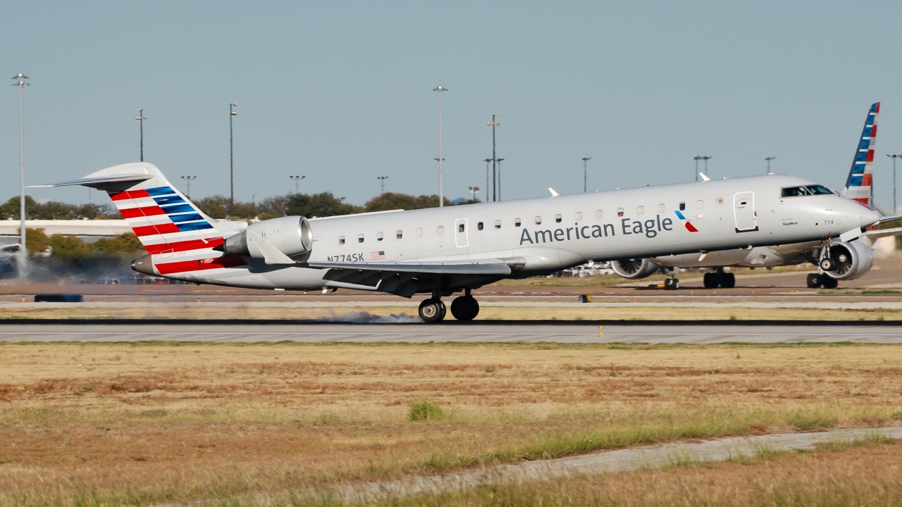 Full size: SkyWest Airlines Mitsubishi CRJ-700 N774SK at Dallas-Fort Worth International Airport