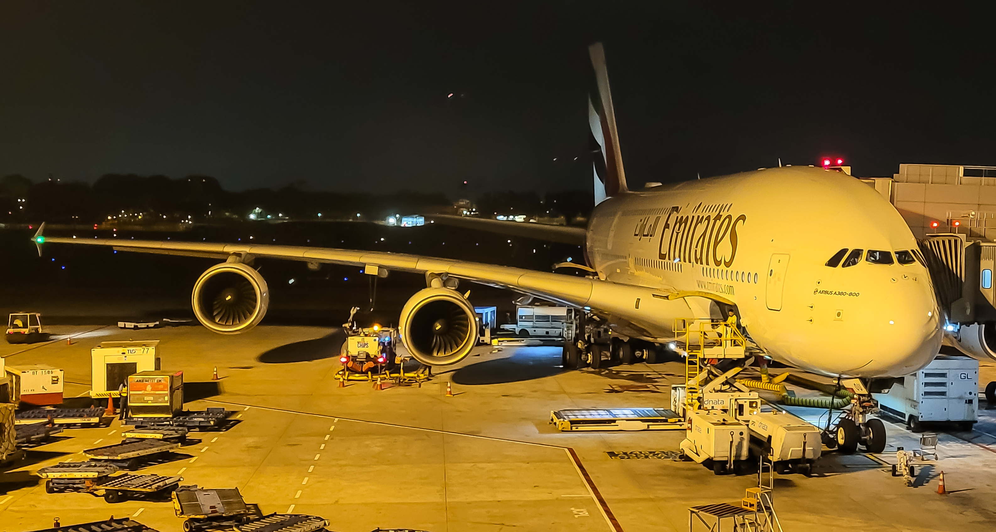 Full size: Emirates Airbus A380-800 A6-EOU  at Singapore-Changi Airport