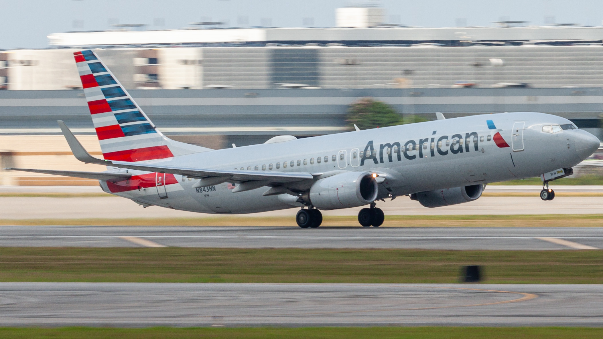 Full size: American Airlines Boeing 737-800 N843NN at Houston-George Bush Intercontinental Airport