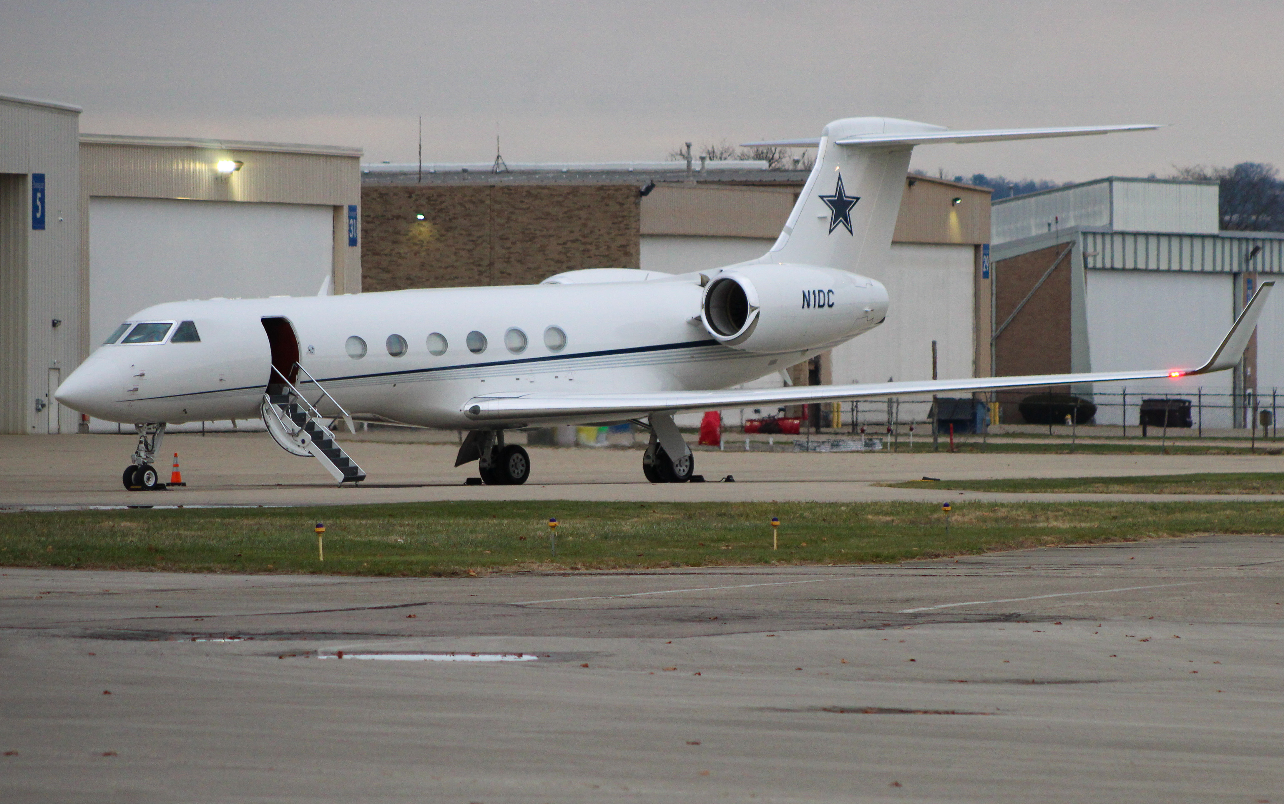 Full size: PRIVATE Gulfstream GV N1DC at Cincinnati Municipal Airport/Lunken Field