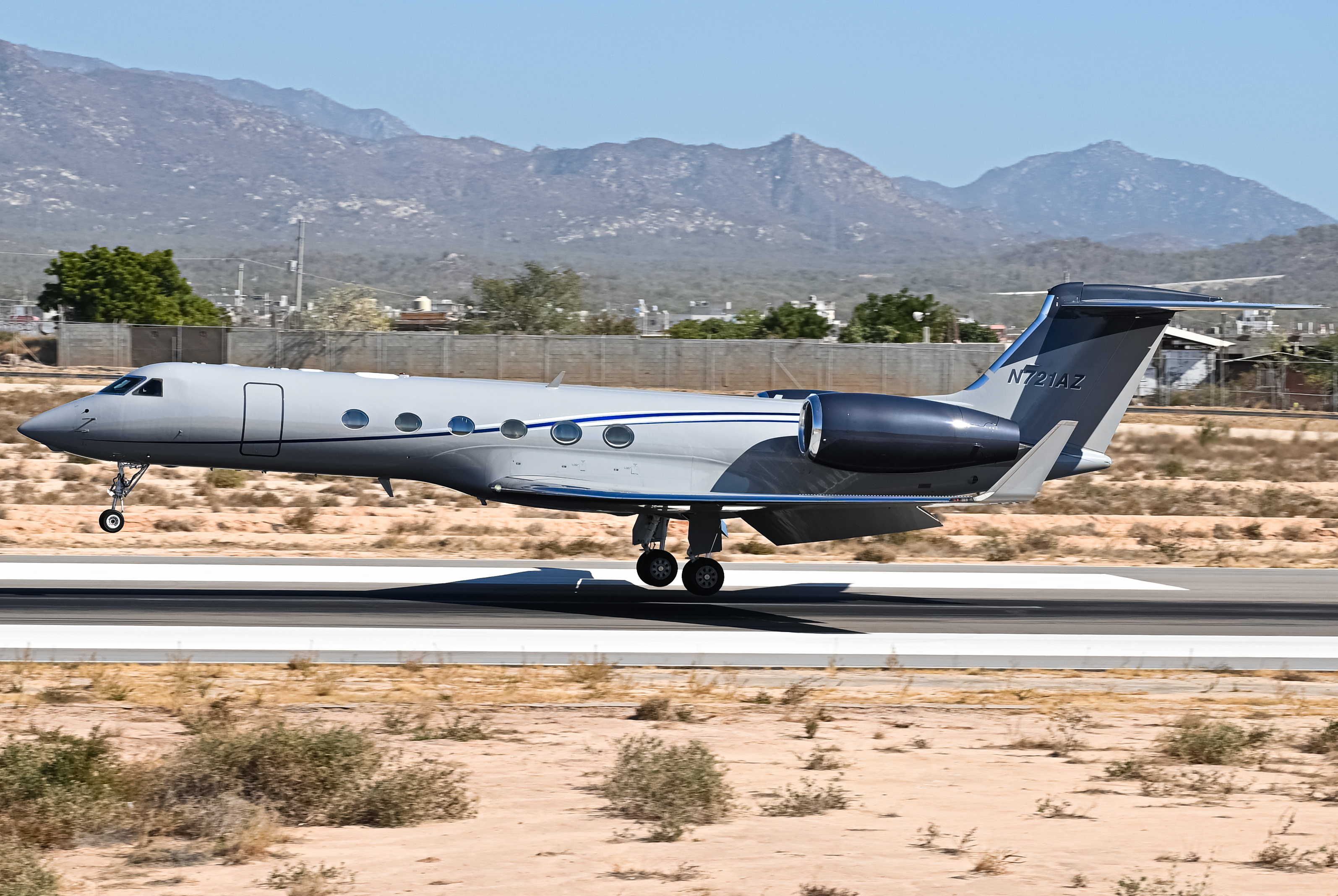 Full size: PRIVATE Gulfstream G550 N721AZ at Aeropuerto de Cabo San Lucas Internacional