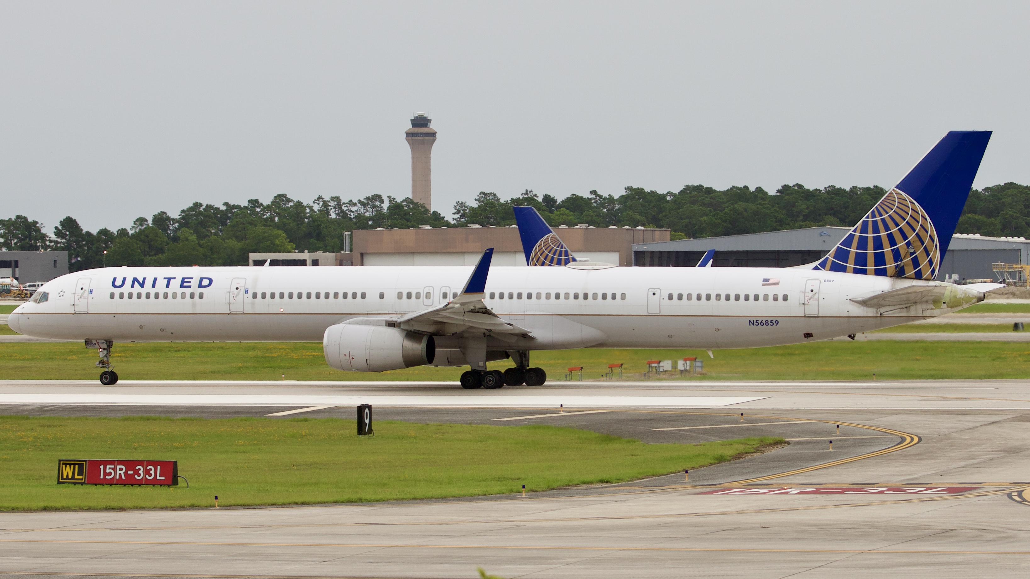 Full size: United Airlines Boeing 757-300 N56859 at Houston-George Bush Intercontinental Airport