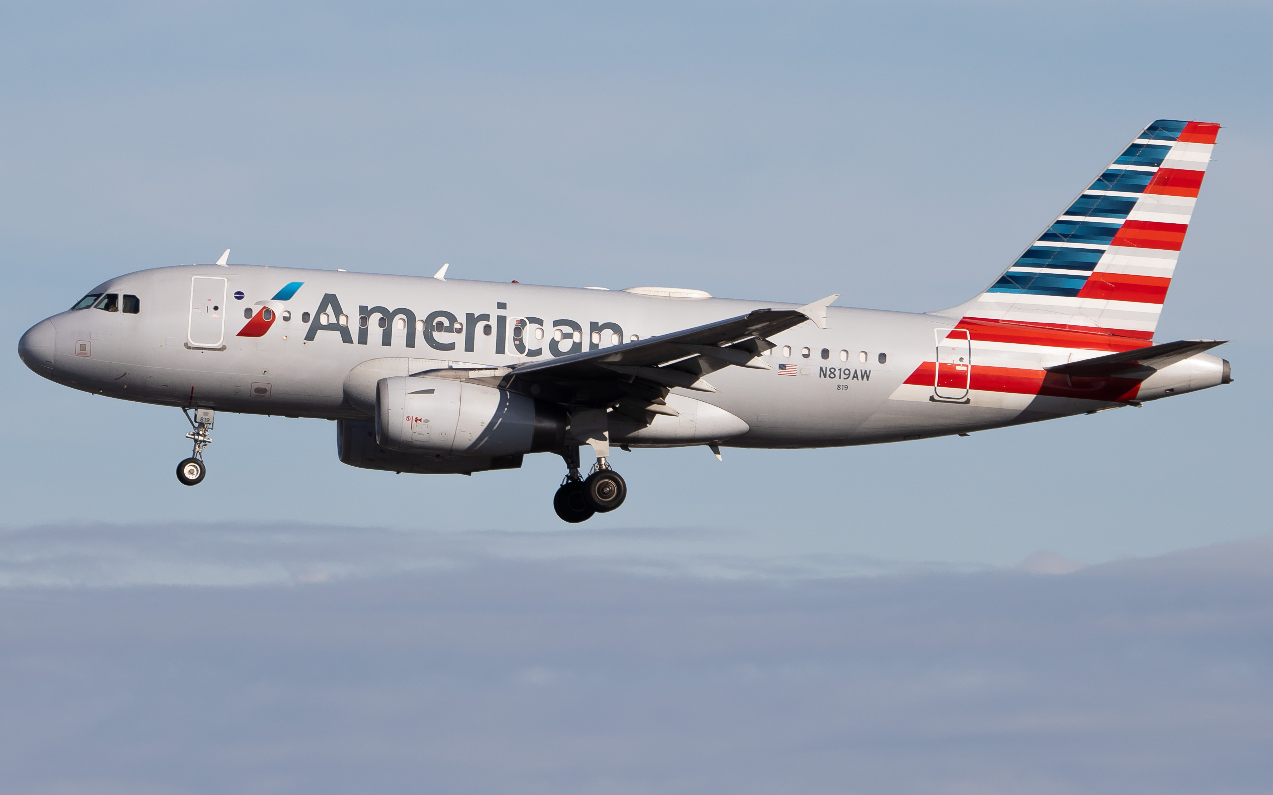 Full size: American Airlines Airbus A319 N819AW at Los Angeles International Airport