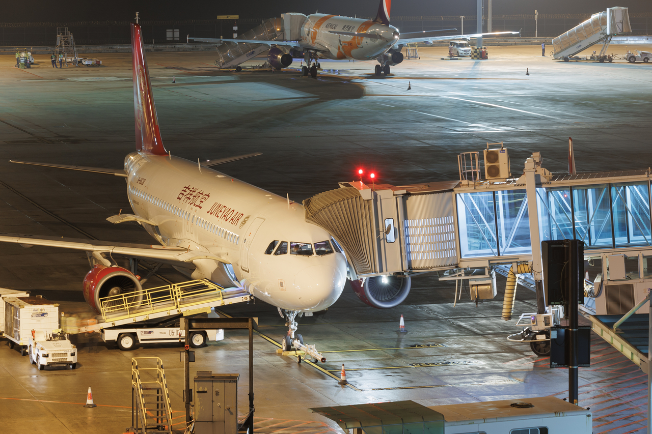 Full size: Juneyao Airlines Airbus A320 B-8538 at Macau International Airport