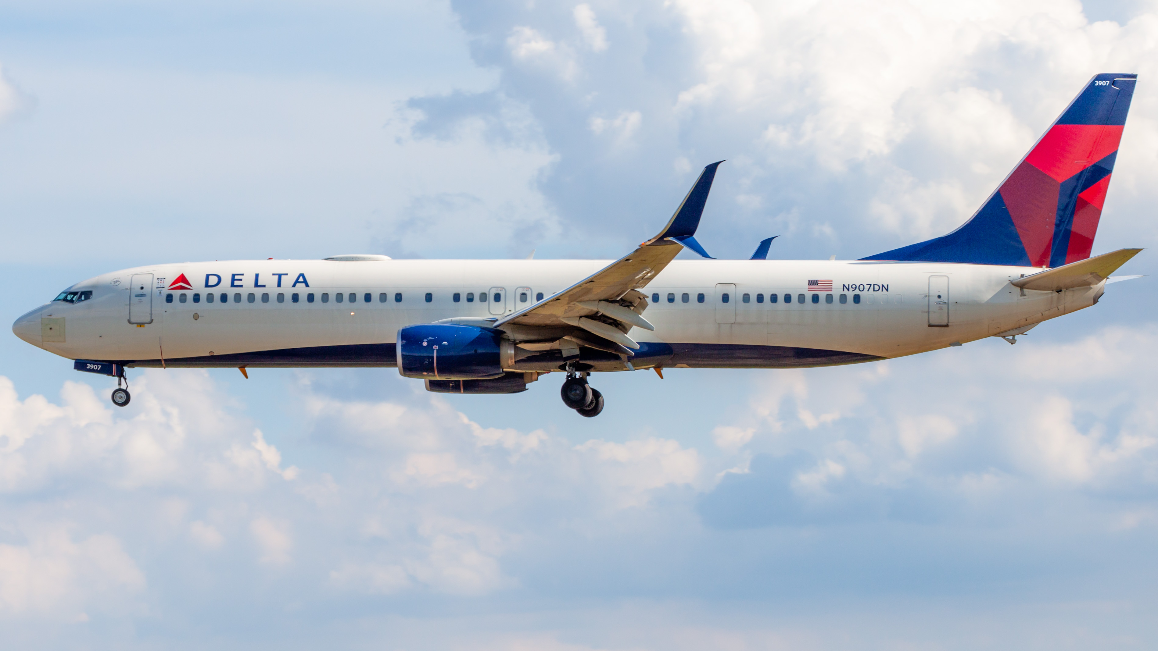 Full size: Delta Airlines Boeing 737-900ER N907DN at Houston-George Bush Intercontinental Airport