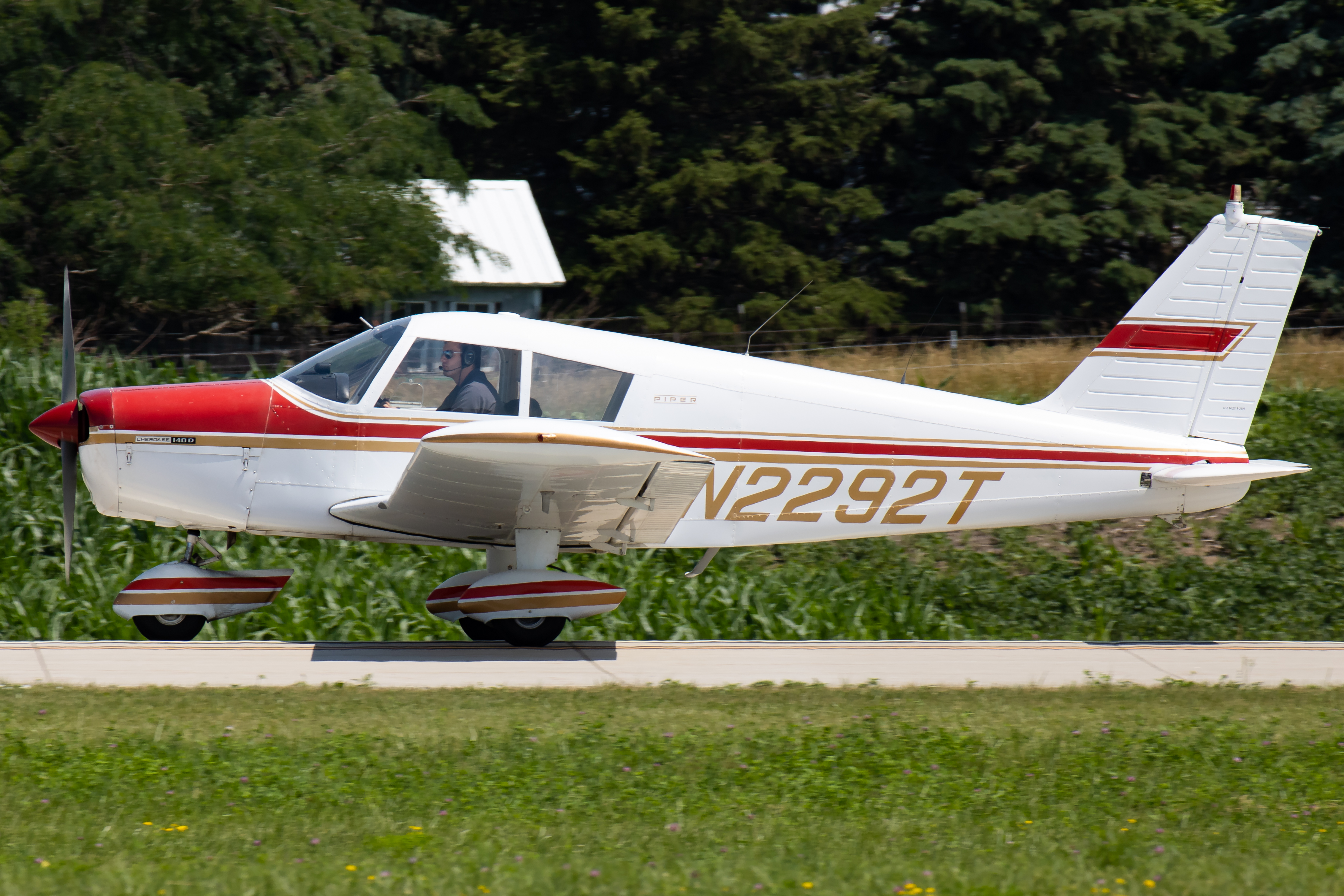 Full size: PRIVATE Piper 28 Cherokee N2292T at Waverly Municipal Airport