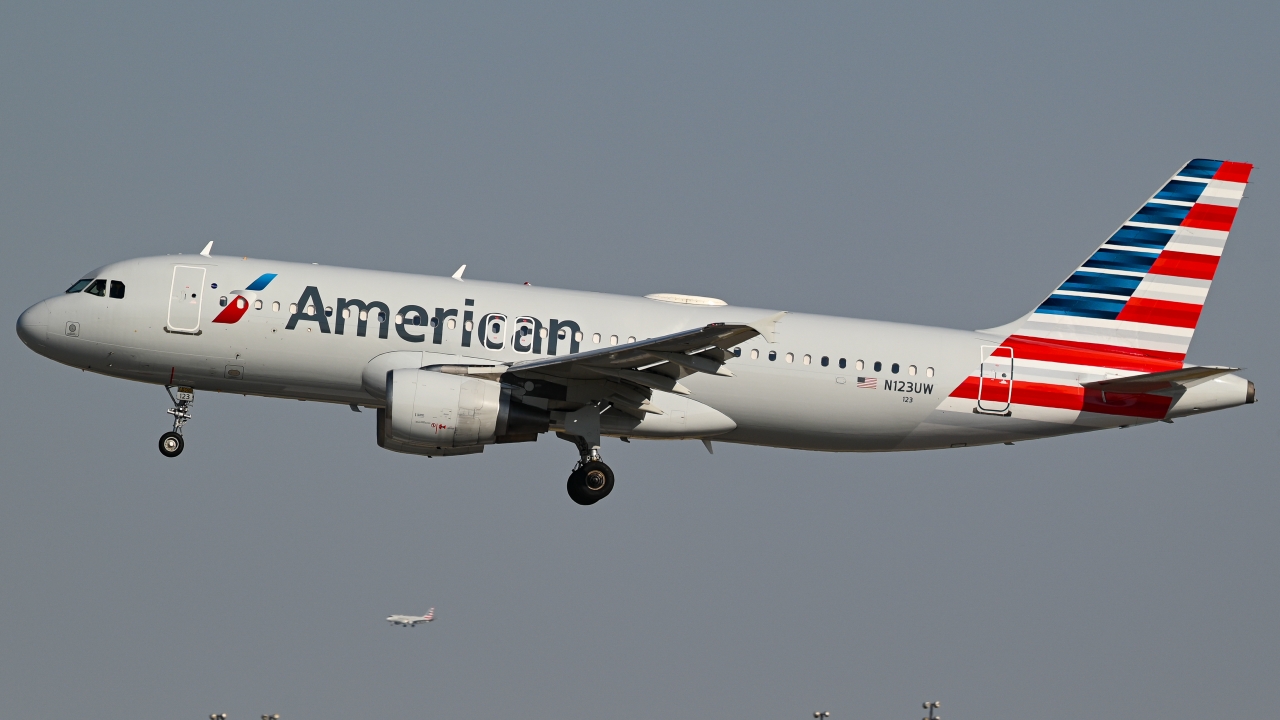 Full size: American Airlines Airbus A320 N123UW at Dallas-Fort Worth International Airport