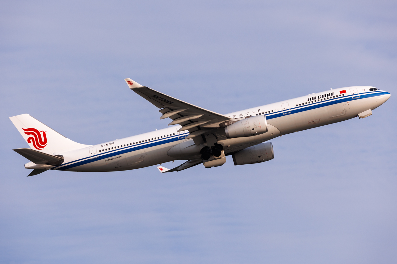 Full size: Air China Airbus A330-300 B-5901 at Hong Kong International Airport