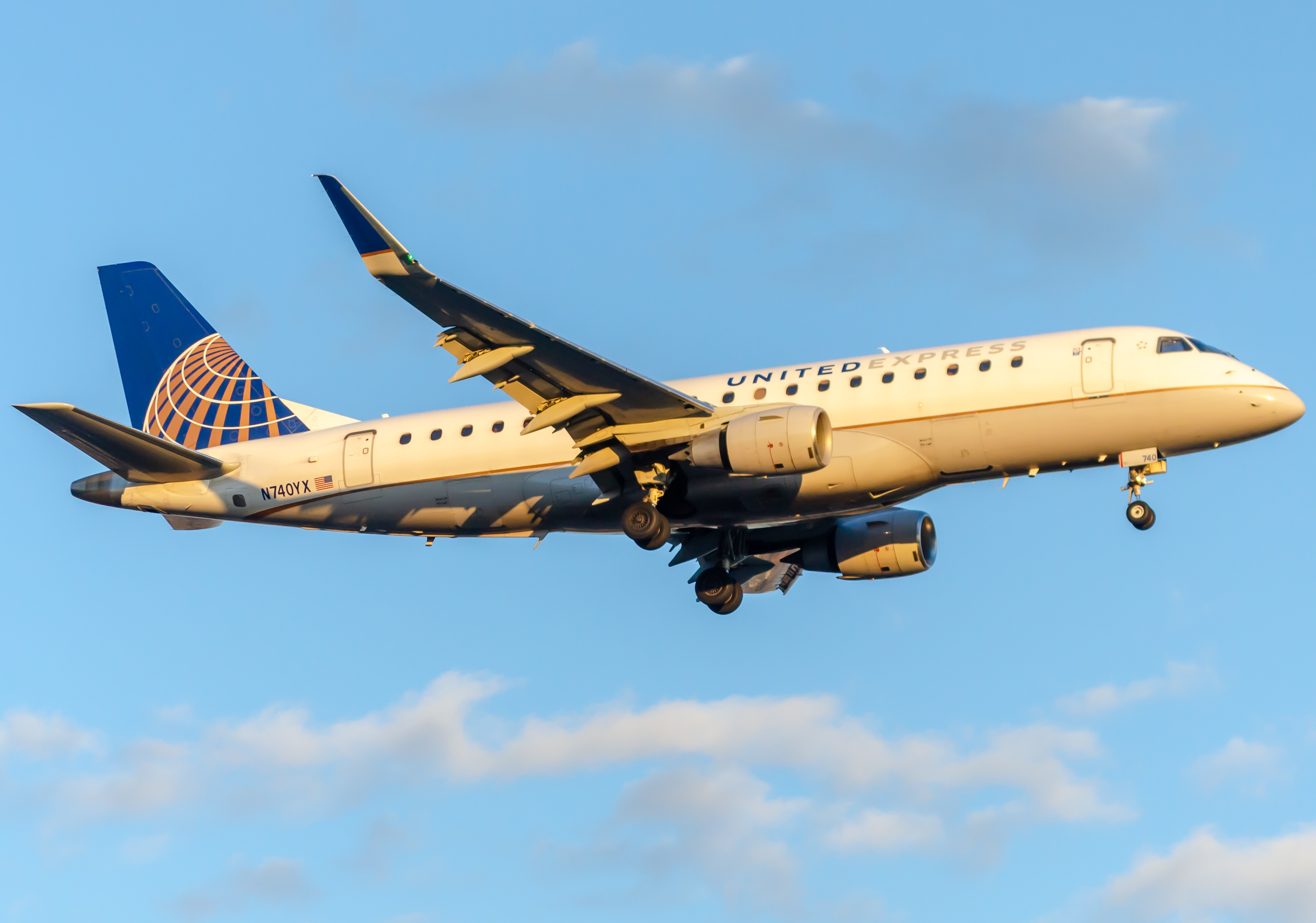 Full size: United Express Embraer E175 N740YX at Newark Liberty International Airport