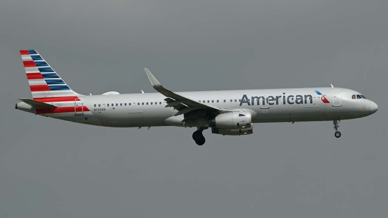 Full size: American Airlines Airbus A321-200 N139AN at Dallas-Fort Worth International Airport
